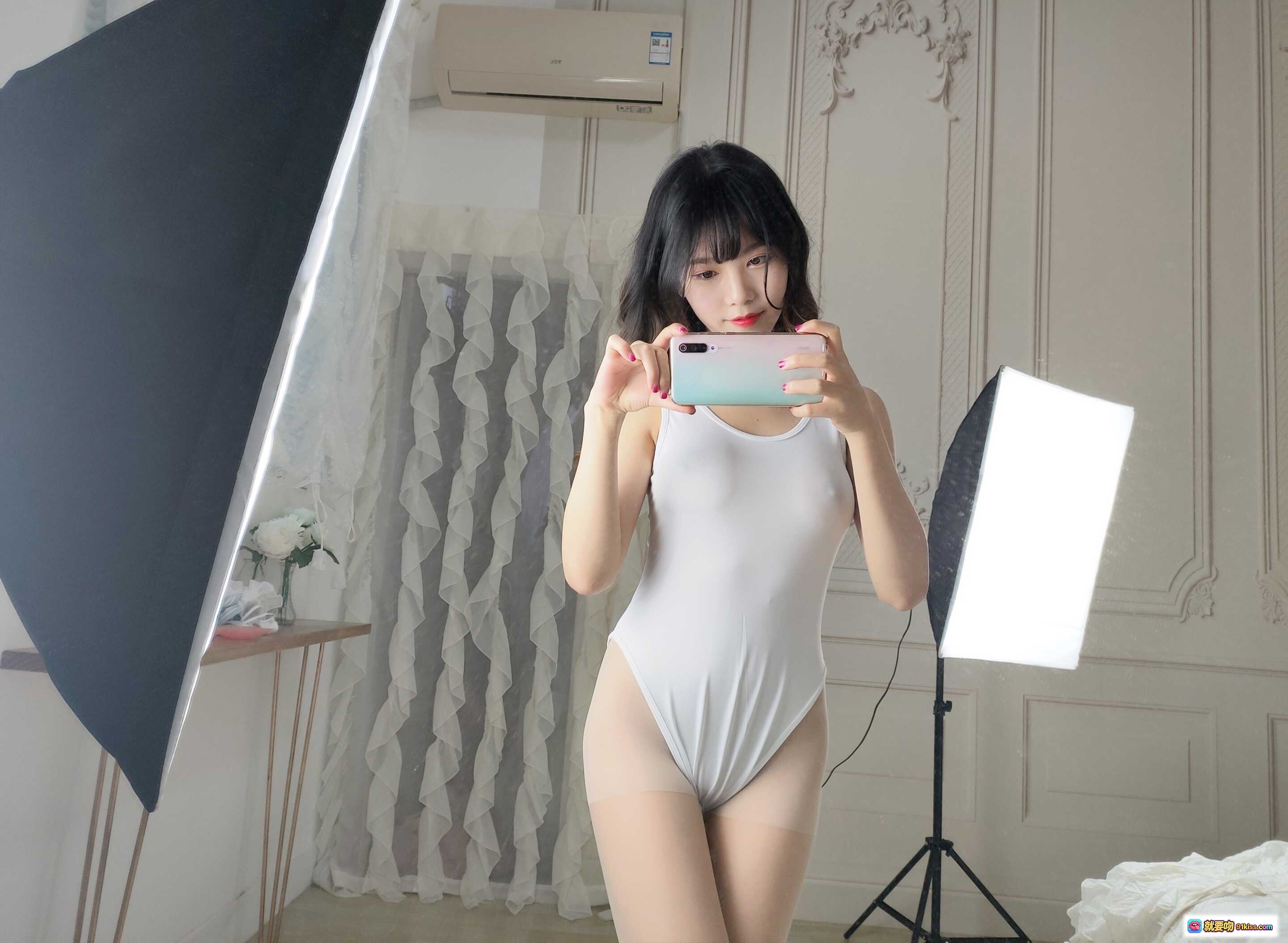 图片[7] - 抖娘利世NO.008白色死库水激凸自拍写真 甜美长卷发红唇少女风室内私房照 - 就要吻