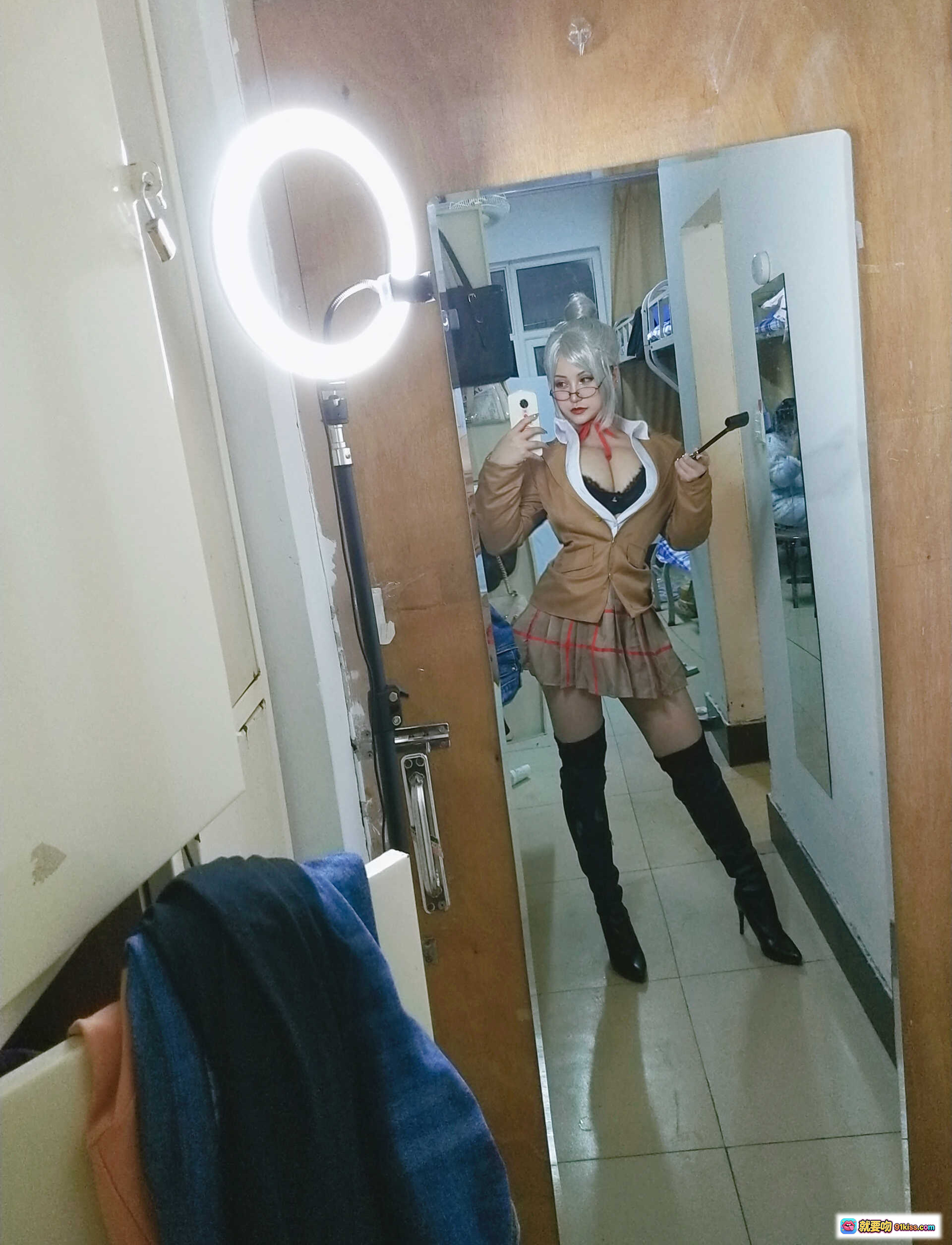 图片[1] - 夏鸽鸽cos白木芽衣子制服写真｜镜前自拍环形灯打光｜过膝长靴格裙造型｜室内宿舍场景拍摄 - 就要吻