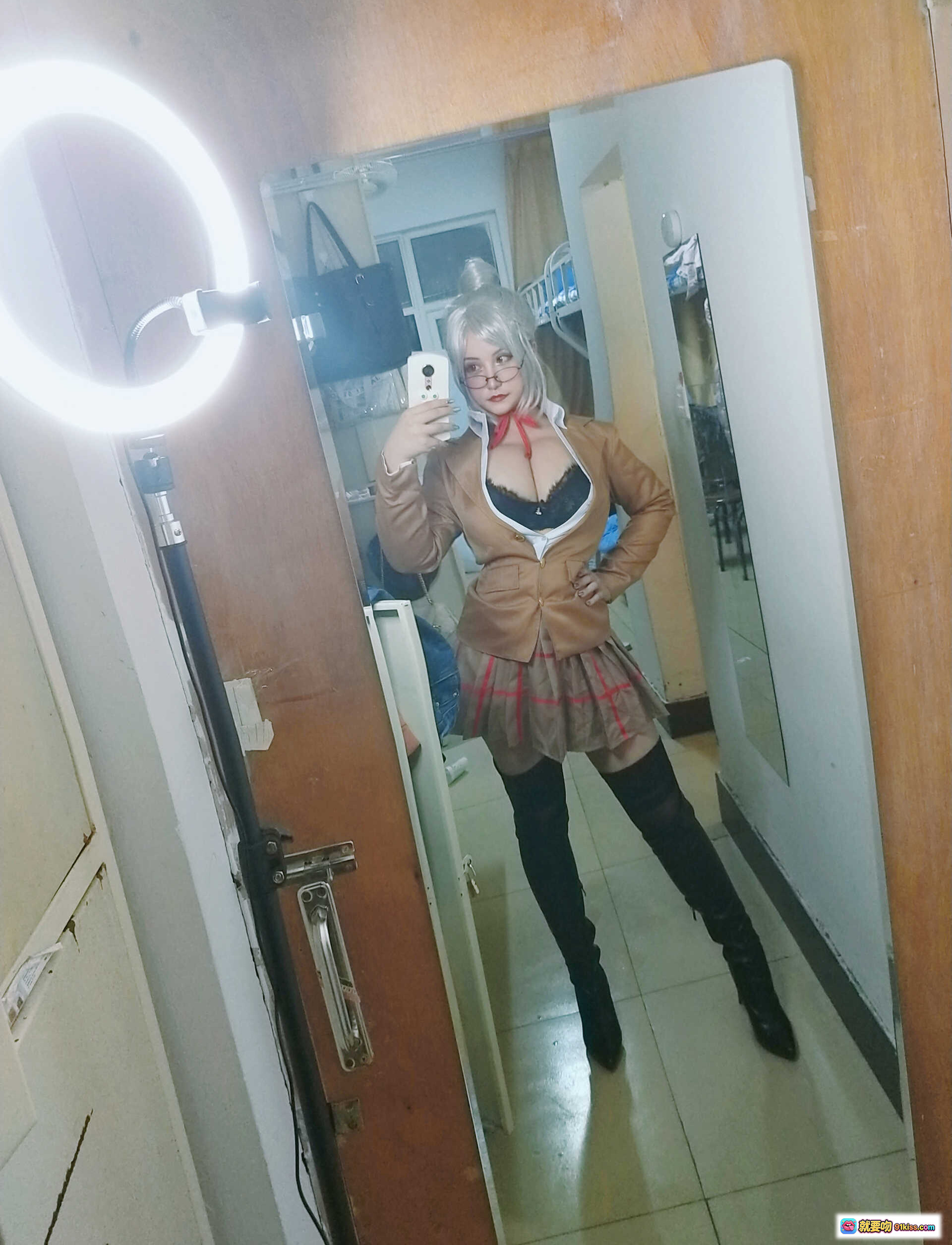 图片[3] - 夏鸽鸽cos白木芽衣子制服写真｜镜前自拍环形灯打光｜过膝长靴格裙造型｜室内宿舍场景拍摄 - 就要吻