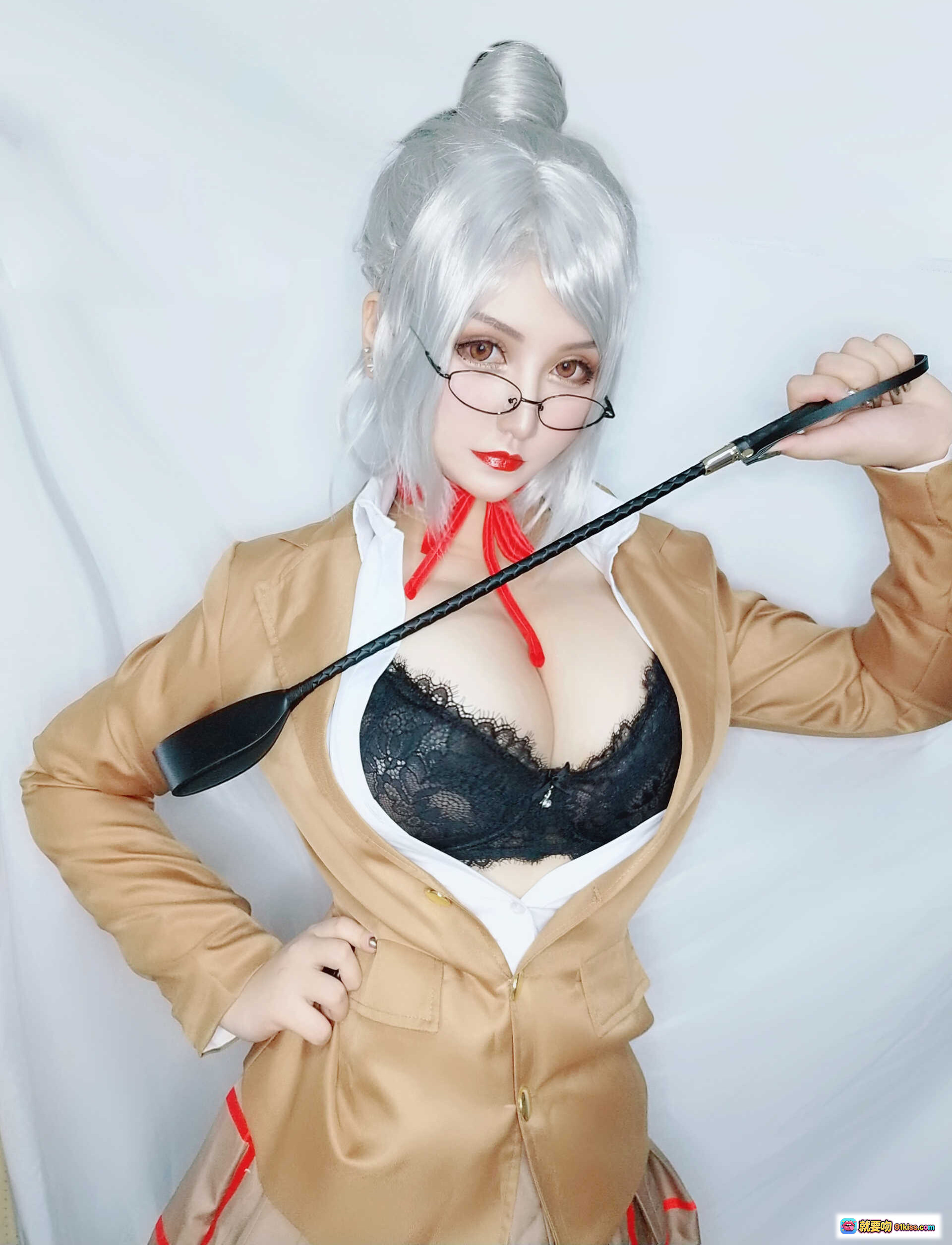 图片[5] - 夏鸽鸽cos白木芽衣子制服写真｜镜前自拍环形灯打光｜过膝长靴格裙造型｜室内宿舍场景拍摄 - 就要吻