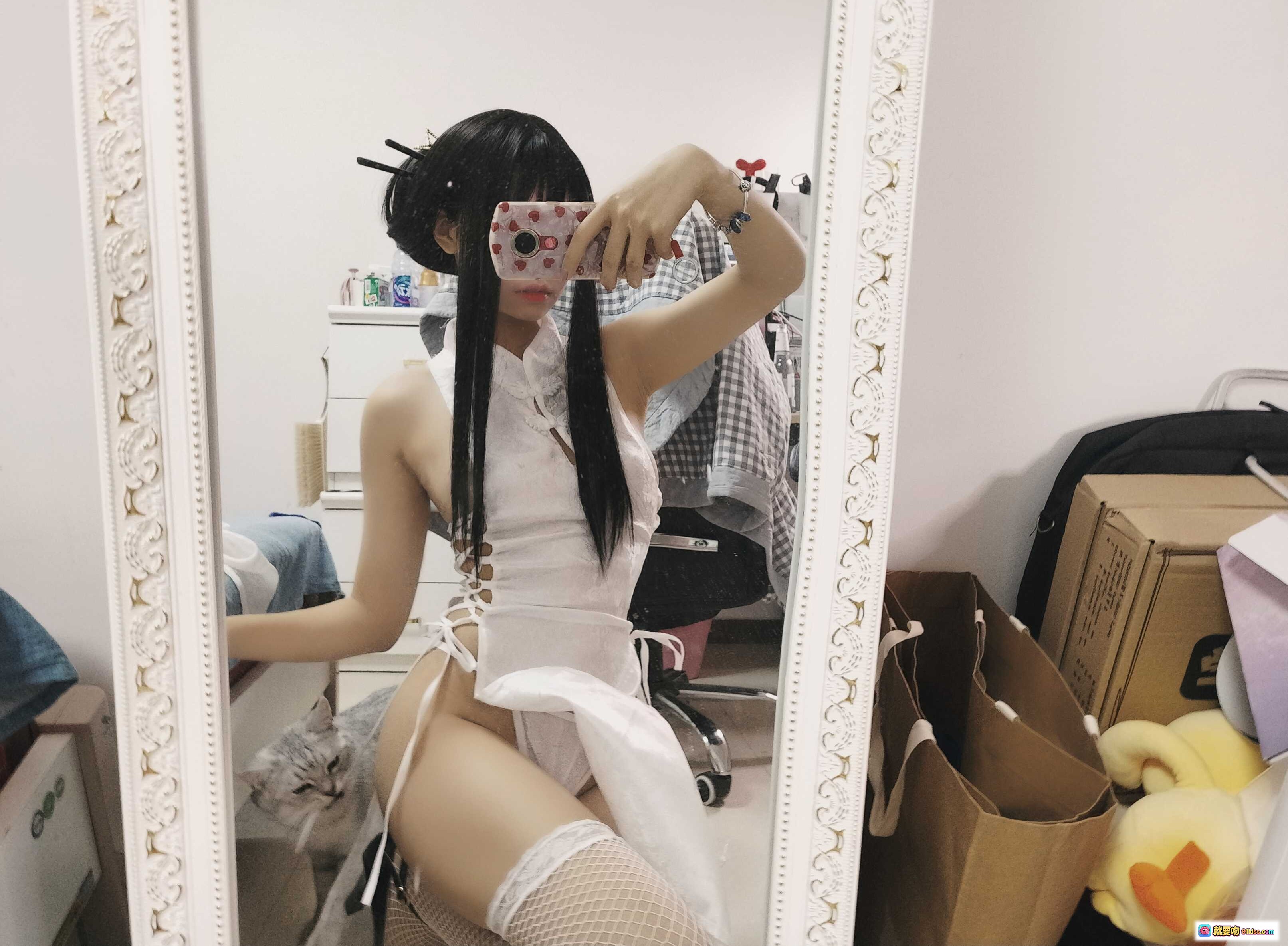 图片[5] - 猫君君_MaoJun NO.017 绑带旗袍写真 白色高开叉鱼网袜美腿镜前自拍 16P高清图集 - 就要吻