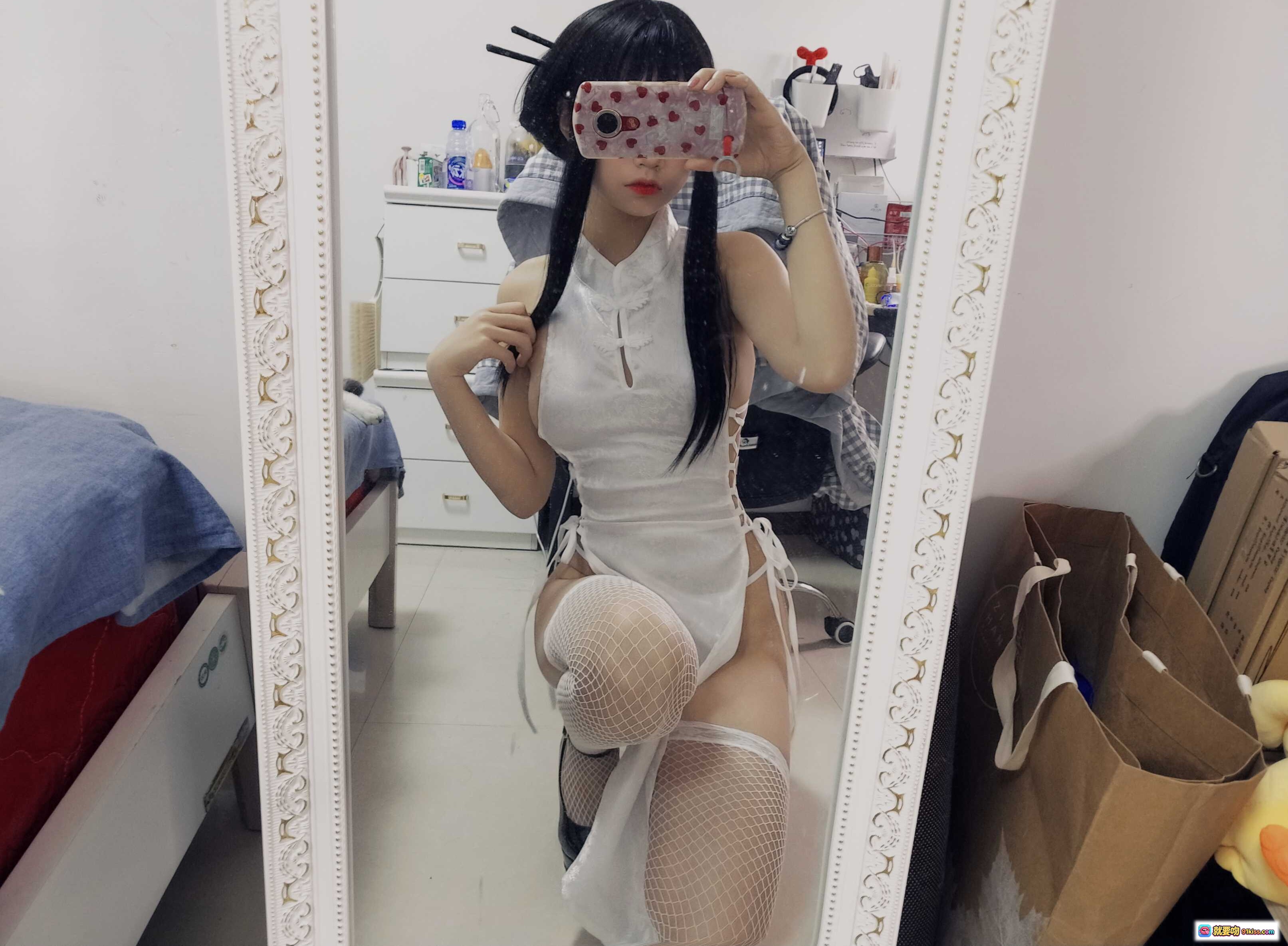 图片[1] - 猫君君_MaoJun NO.017 绑带旗袍写真 白色高开叉鱼网袜美腿镜前自拍 16P高清图集 - 就要吻