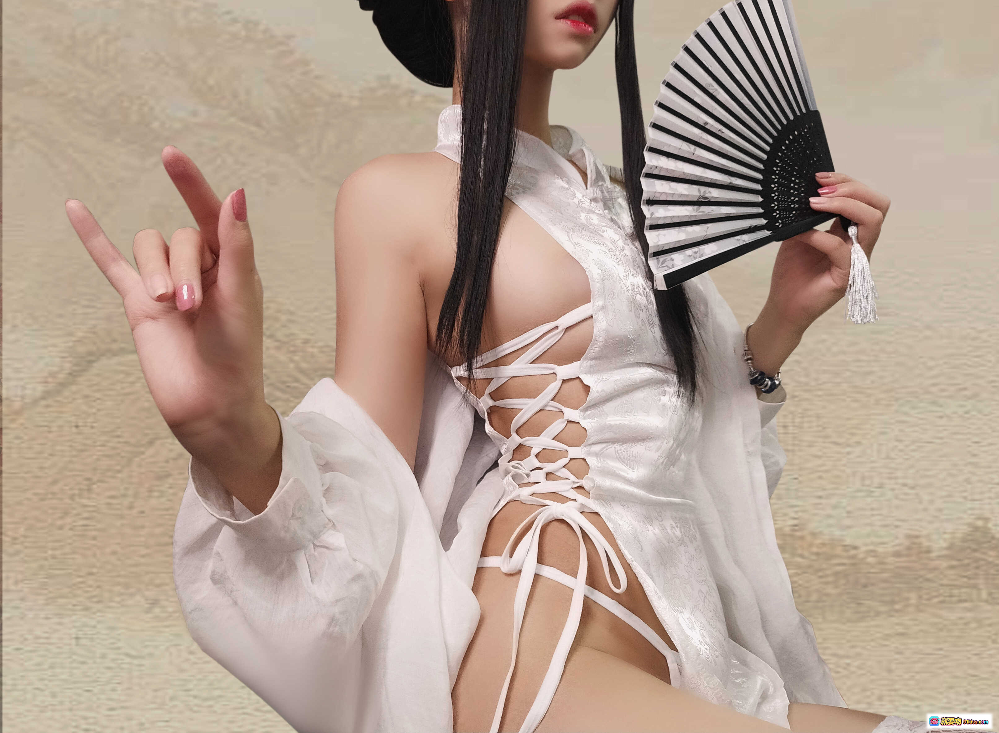 图片[4] - 猫君君_MaoJun NO.017 绑带旗袍写真 白色高开叉鱼网袜美腿镜前自拍 16P高清图集 - 就要吻