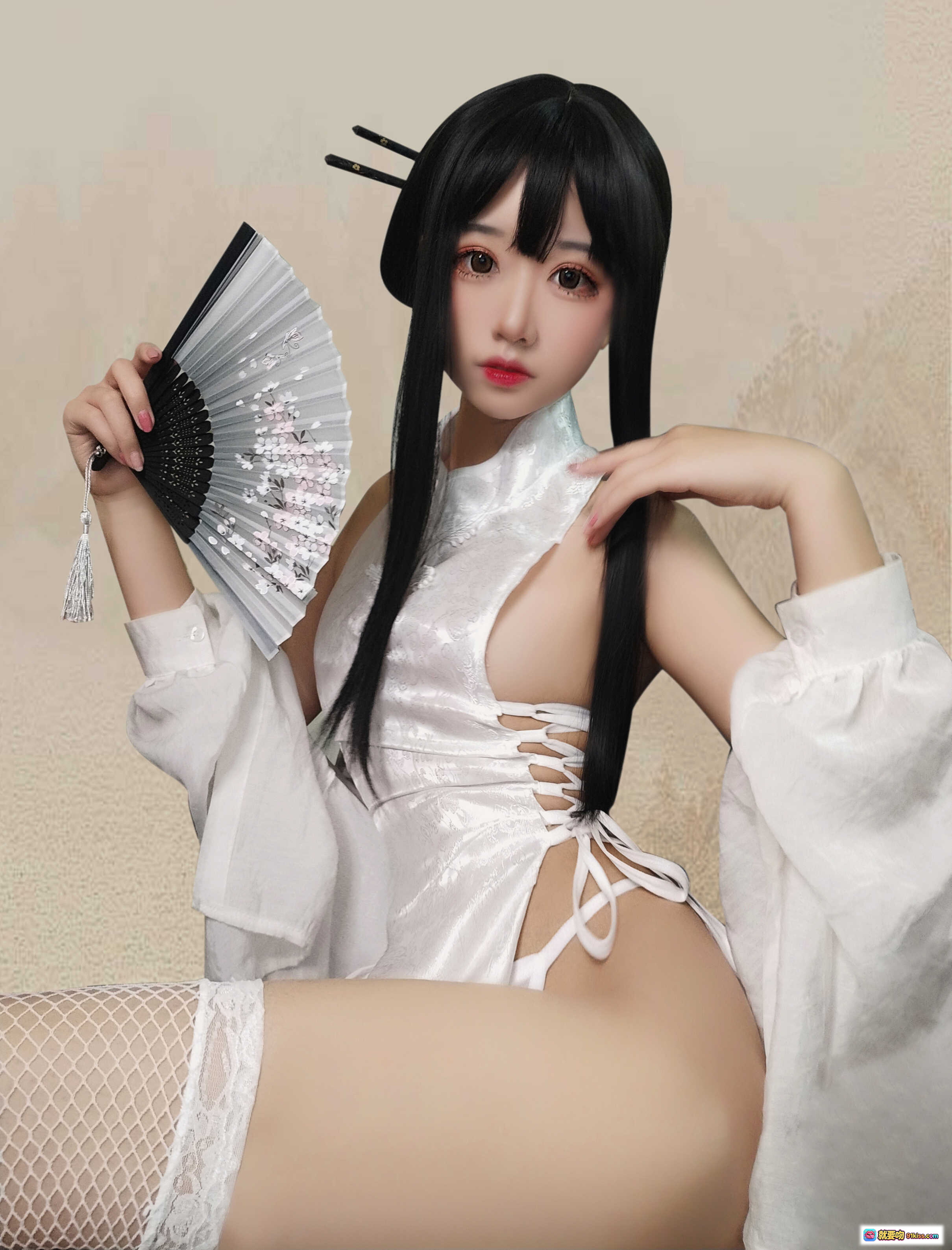 图片[7] - 猫君君_MaoJun NO.017 绑带旗袍写真 白色高开叉鱼网袜美腿镜前自拍 16P高清图集 - 就要吻