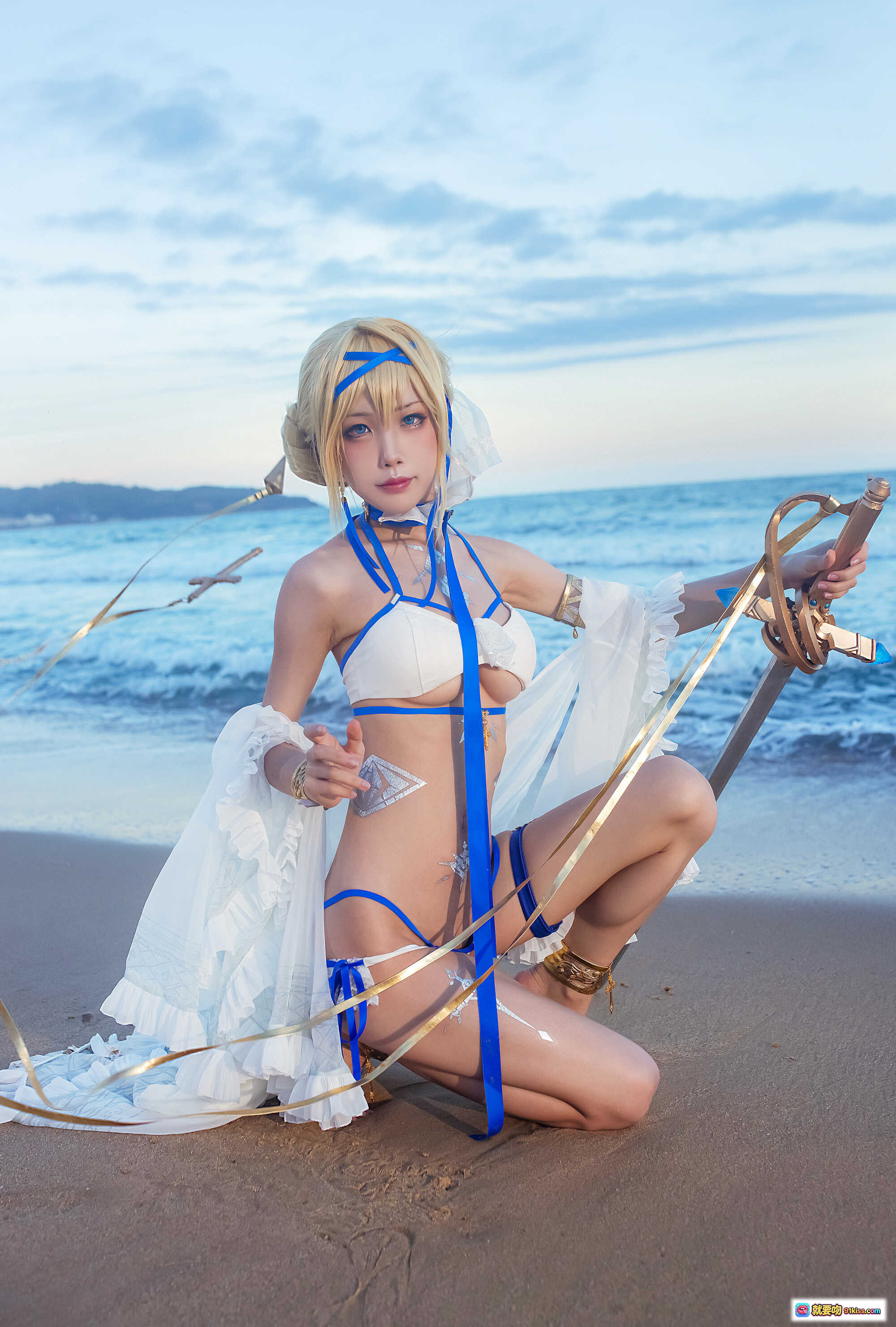 图片[2] - 水淼NO.059圣女贞德cos写真｜白裙金发持剑少女｜精致妆容蕾丝细节｜40P高清美图 - 就要吻