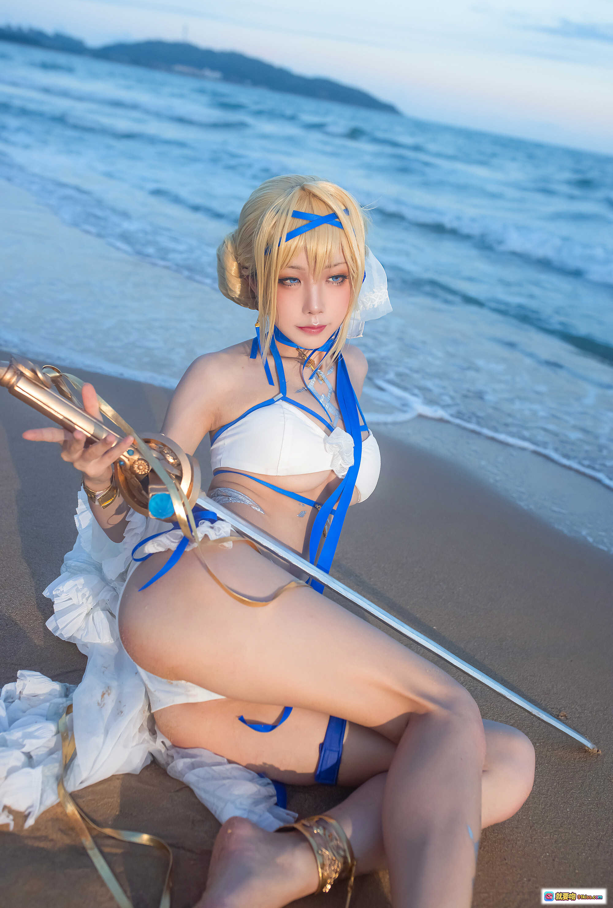 图片[10] - 水淼NO.059圣女贞德cos写真｜白裙金发持剑少女｜精致妆容蕾丝细节｜40P高清美图 - 就要吻