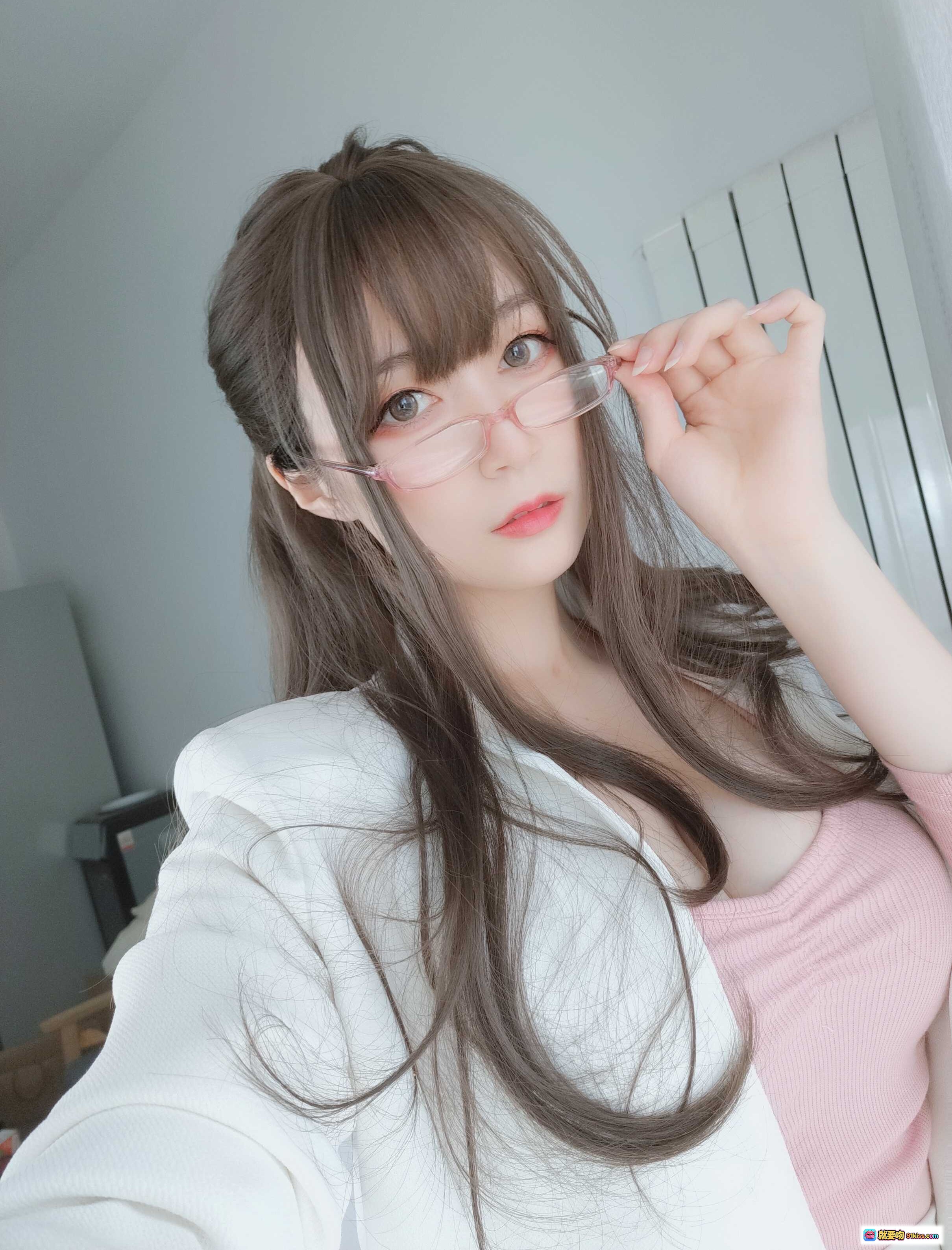 图片[1] - 甜美后辈白银81 NO.028 粉色眼镜长发少女自拍写真 153P高清图集 - 就要吻