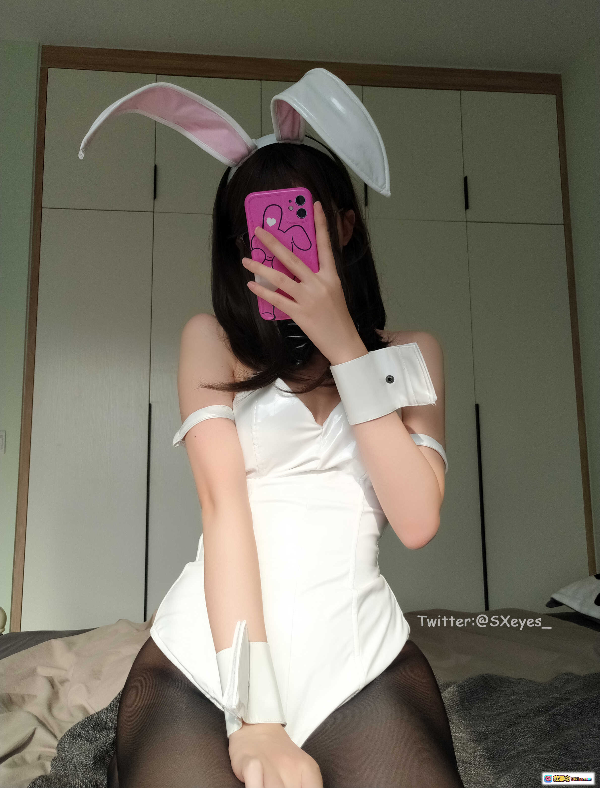 图片[6] - 眼酱大魔王w Vol.30 黑丝兔女郎自拍写真 眼镜少女 白色制服 蝴蝶结 兔耳发箍 粉色手机 甜美性感风 - 就要吻