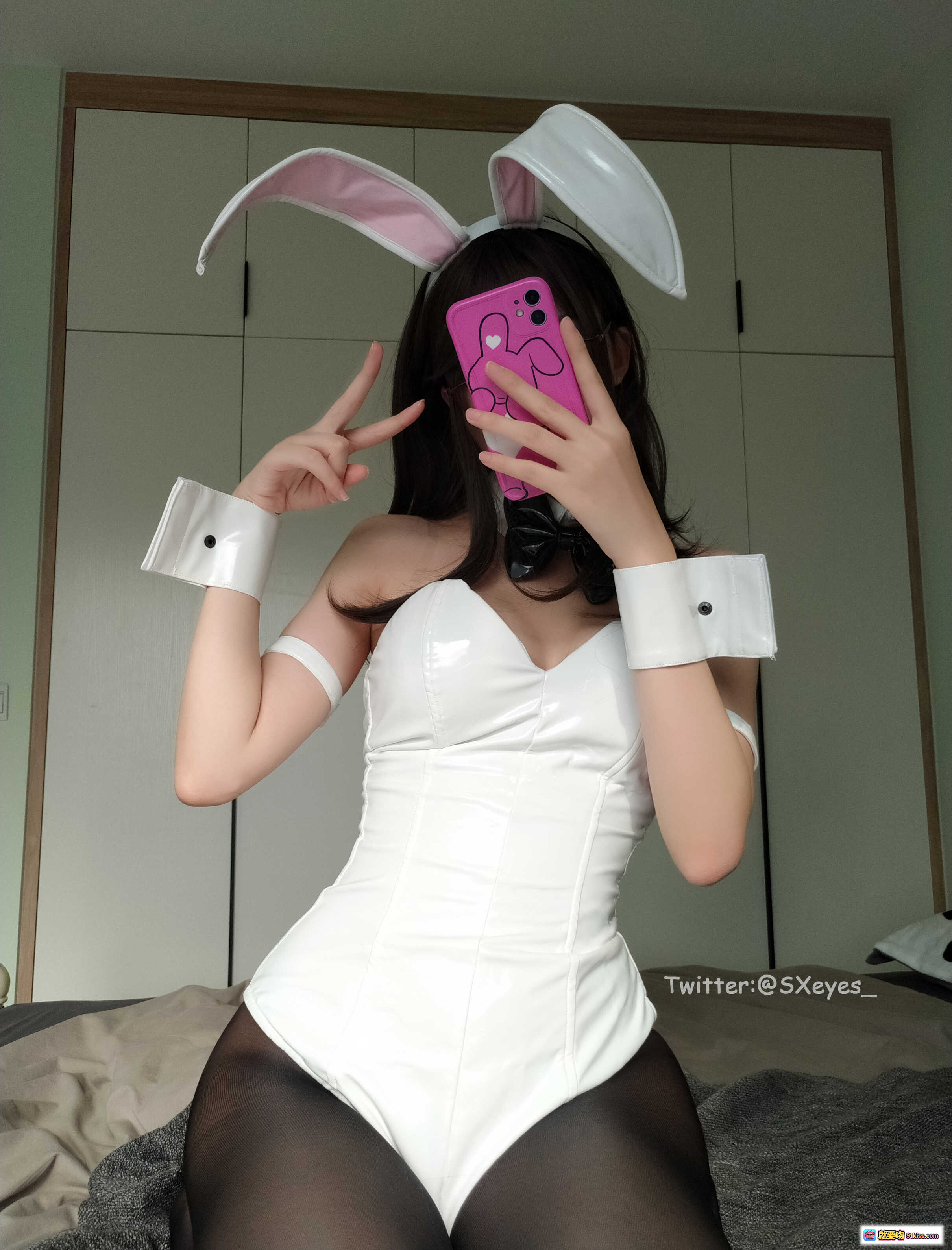 图片[5] - 眼酱大魔王w Vol.30 黑丝兔女郎自拍写真 眼镜少女 白色制服 蝴蝶结 兔耳发箍 粉色手机 甜美性感风 - 就要吻