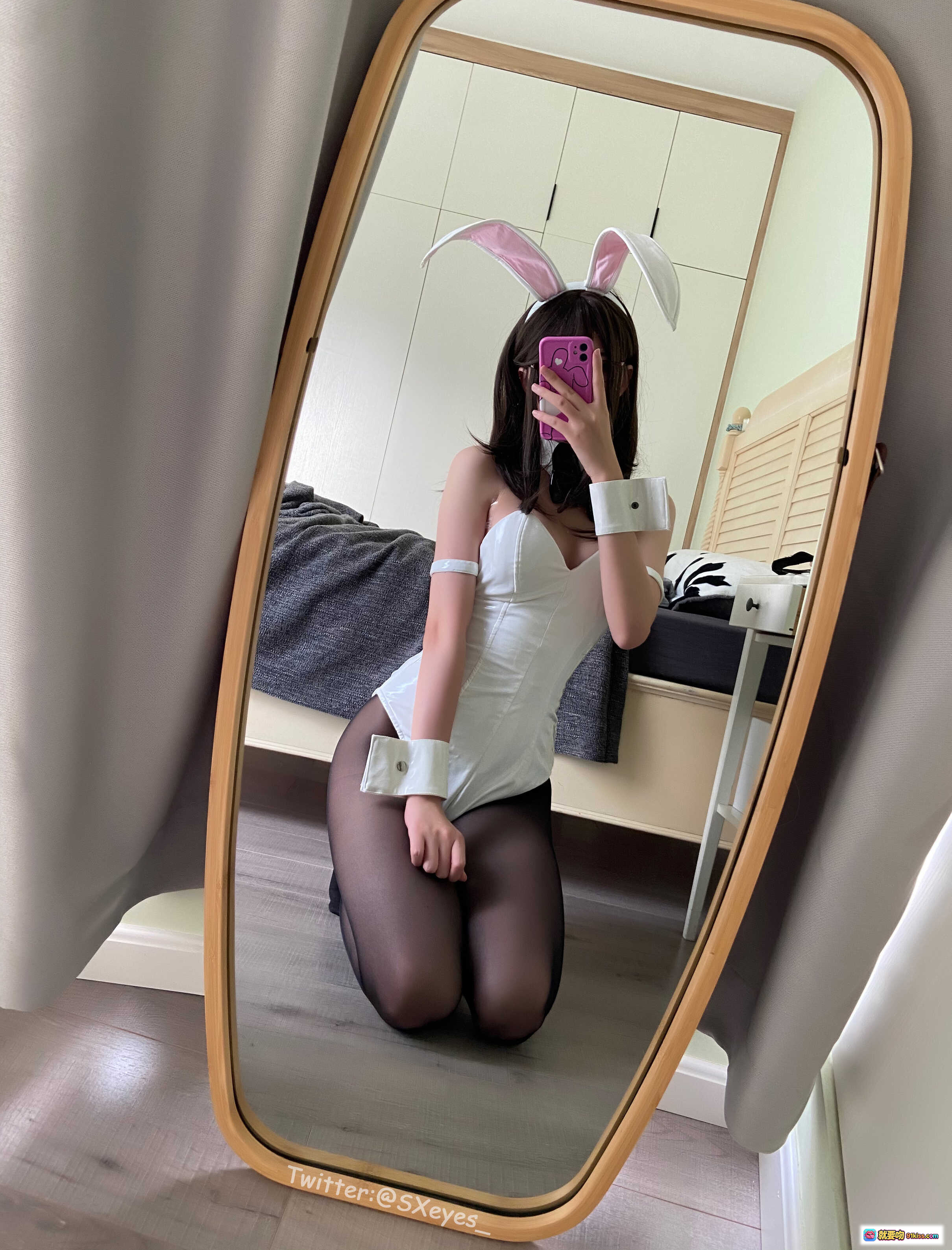 图片[7] - 眼酱大魔王w Vol.30 黑丝兔女郎自拍写真 眼镜少女 白色制服 蝴蝶结 兔耳发箍 粉色手机 甜美性感风 - 就要吻