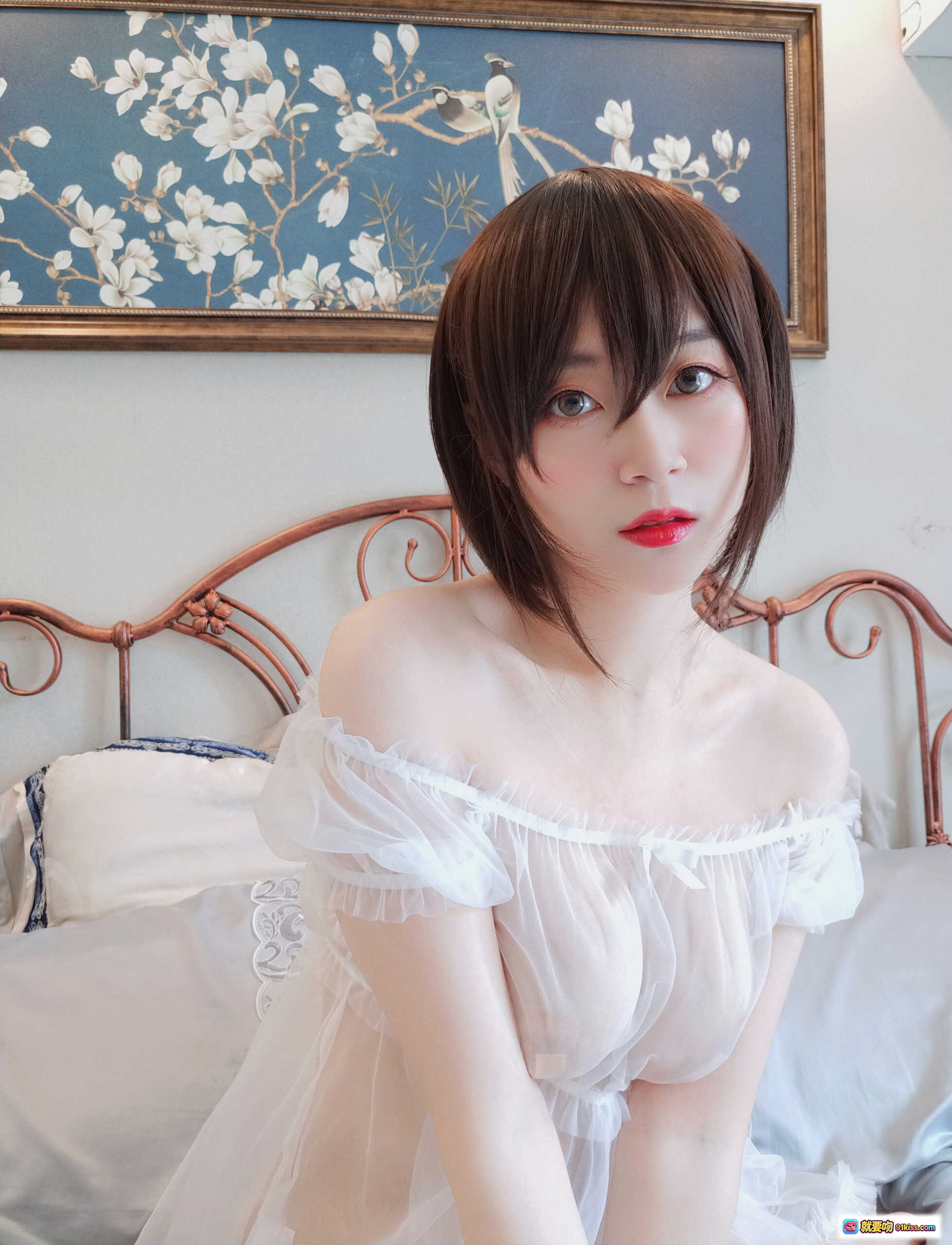 图片[5] - 白银81 NO.012 儿童睡衣写真 30P高清美图 白色蕾丝露肩设计 床上甜美私房照 温柔短发少女风 - 就要吻