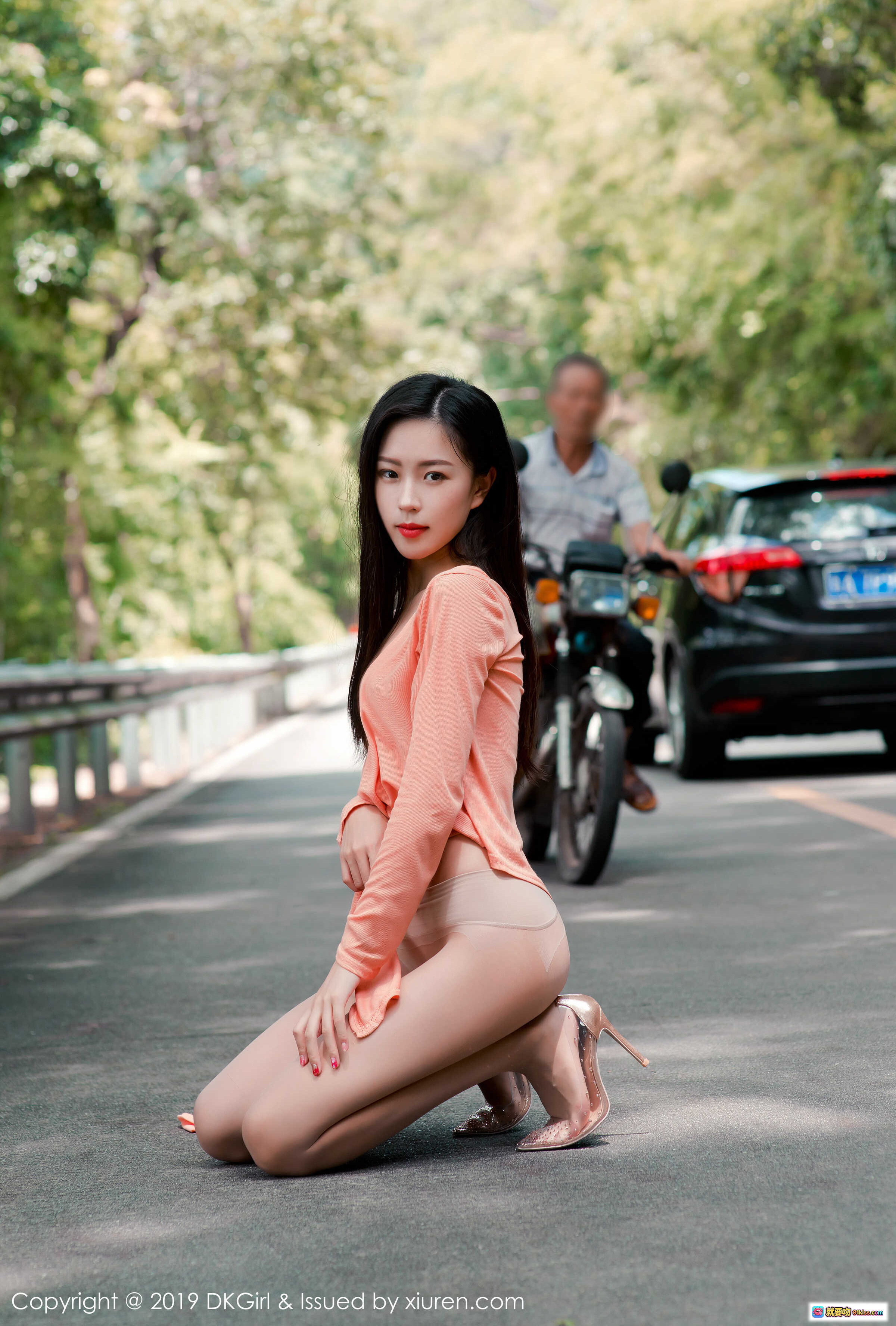 图片[2] - DKGirl小子怡Alice户外写真｜橙色上衣+肉色丝袜+高跟鞋｜自然绿植背景美腿背影照 - 就要吻