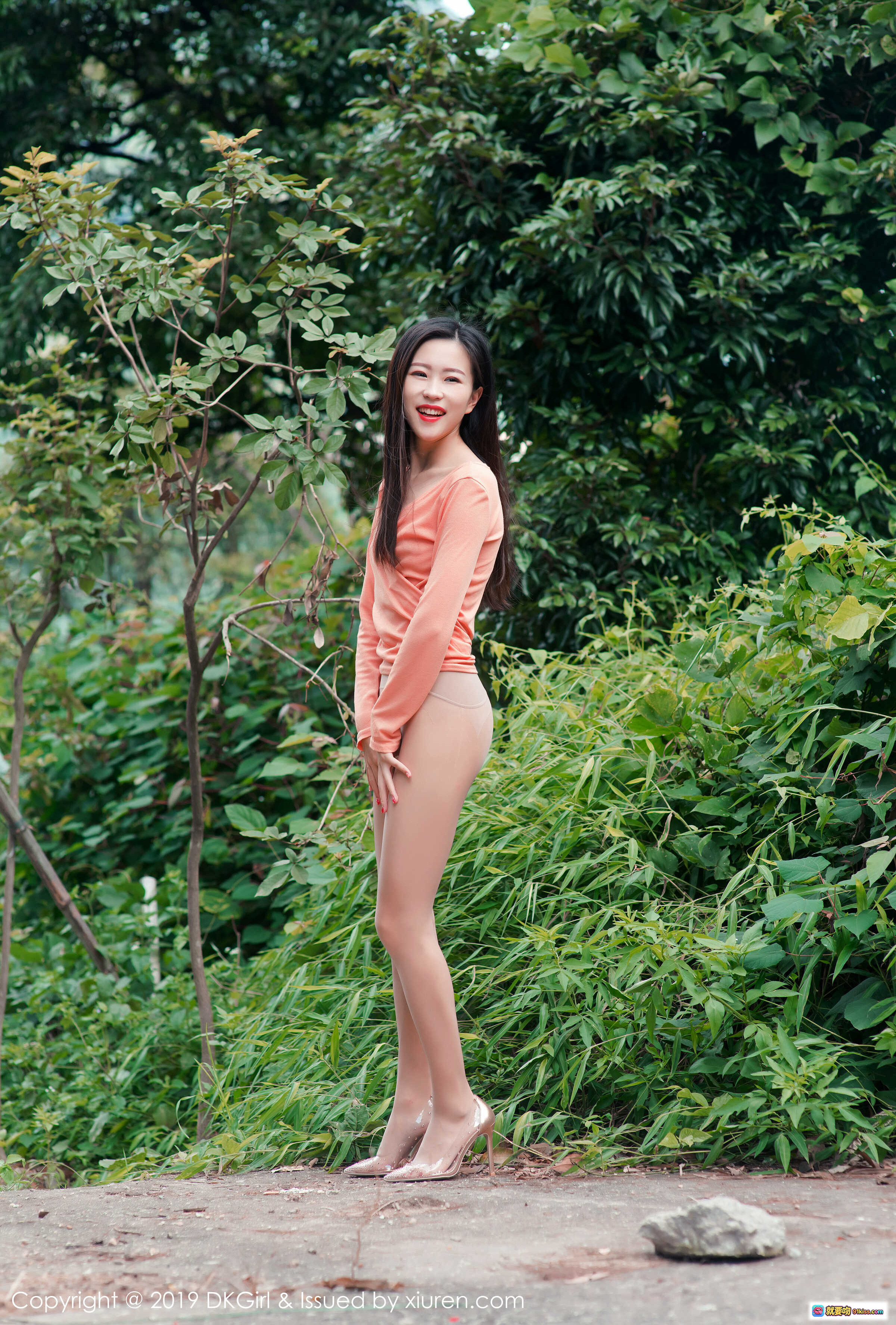 图片[6] - DKGirl小子怡Alice户外写真｜橙色上衣+肉色丝袜+高跟鞋｜自然绿植背景美腿背影照 - 就要吻