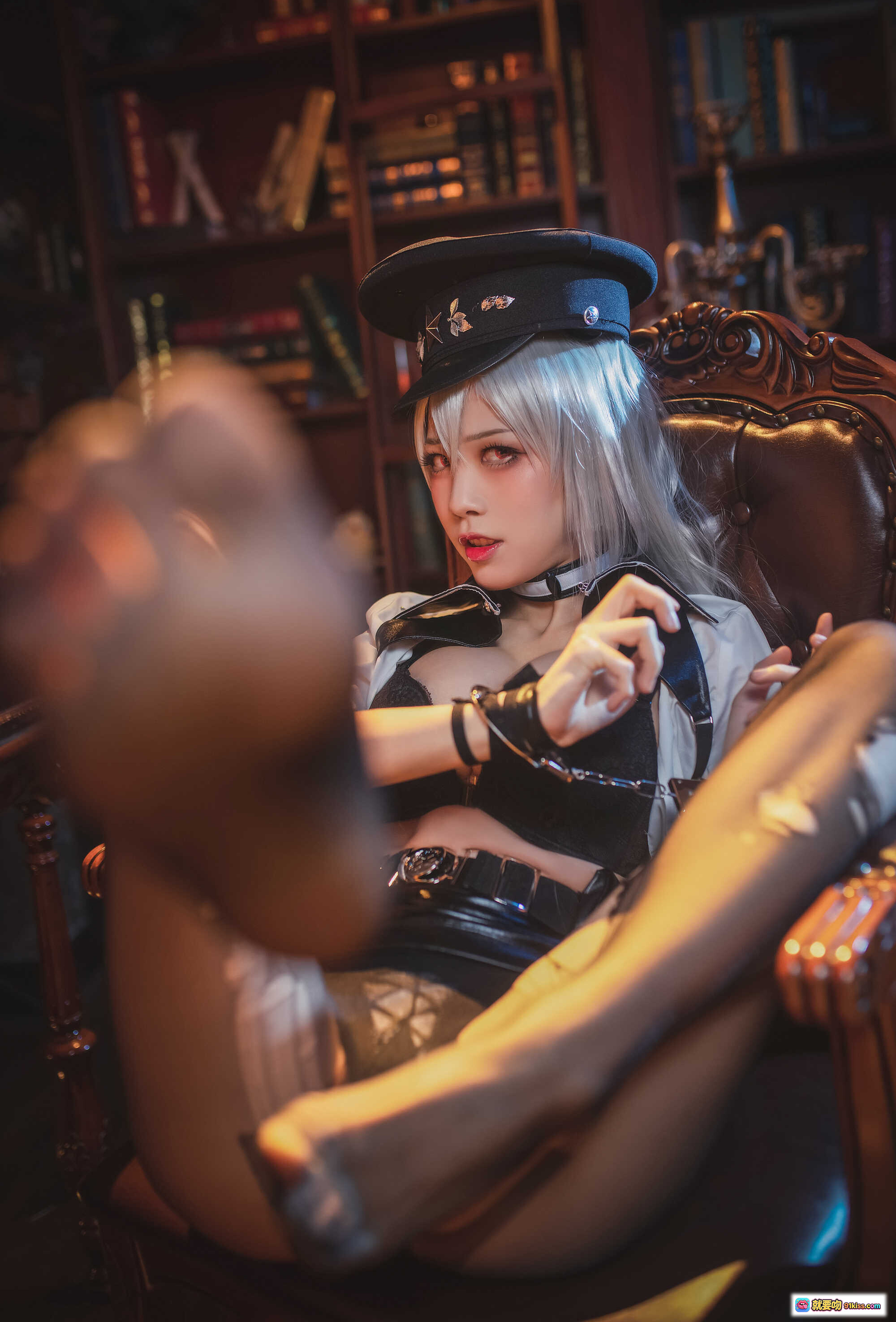 图片[9] - 水淼NO.044甘古特cosplay写真｜银发军帽黑丝制服诱惑｜精致蕾丝内衣+皮质吊带+复古书房场景 - 就要吻