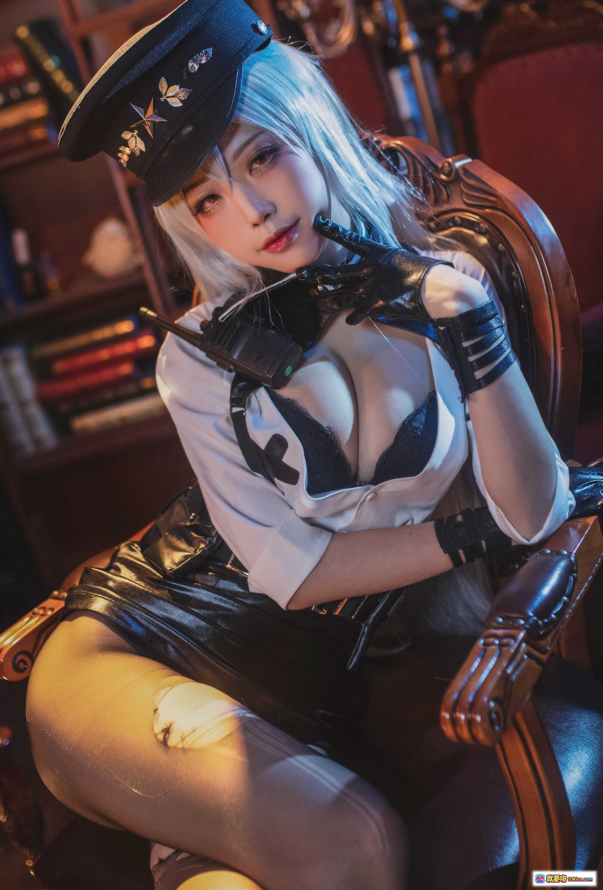 图片[5] - 水淼NO.044甘古特cosplay写真｜银发军帽黑丝制服诱惑｜精致蕾丝内衣+皮质吊带+复古书房场景 - 就要吻
