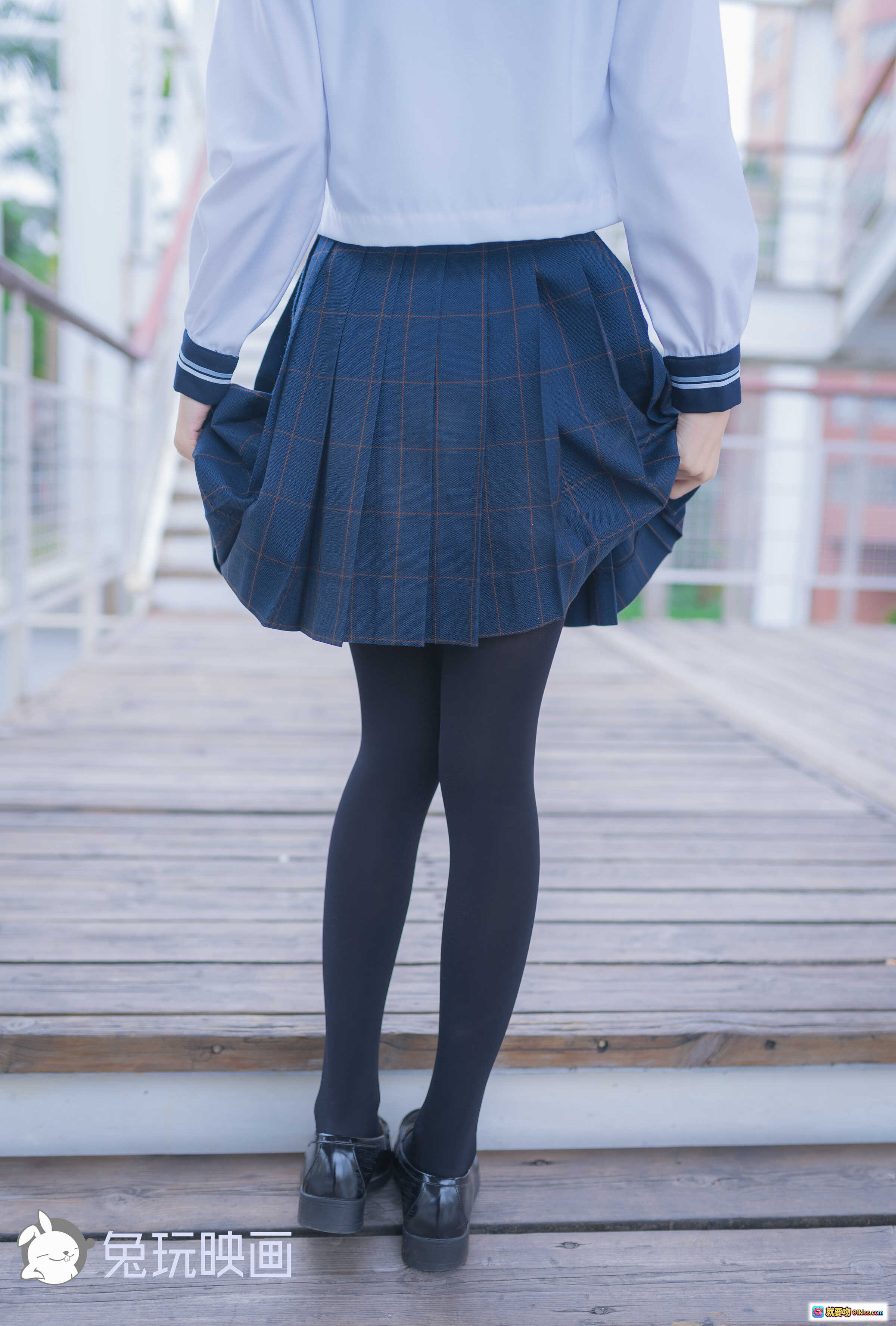 图片[9] - 祖木子NO.024小清新JK少女写真 | 蓝白水手服格裙黑丝 | 户外木台日系校园风美少女摄影 - 就要吻