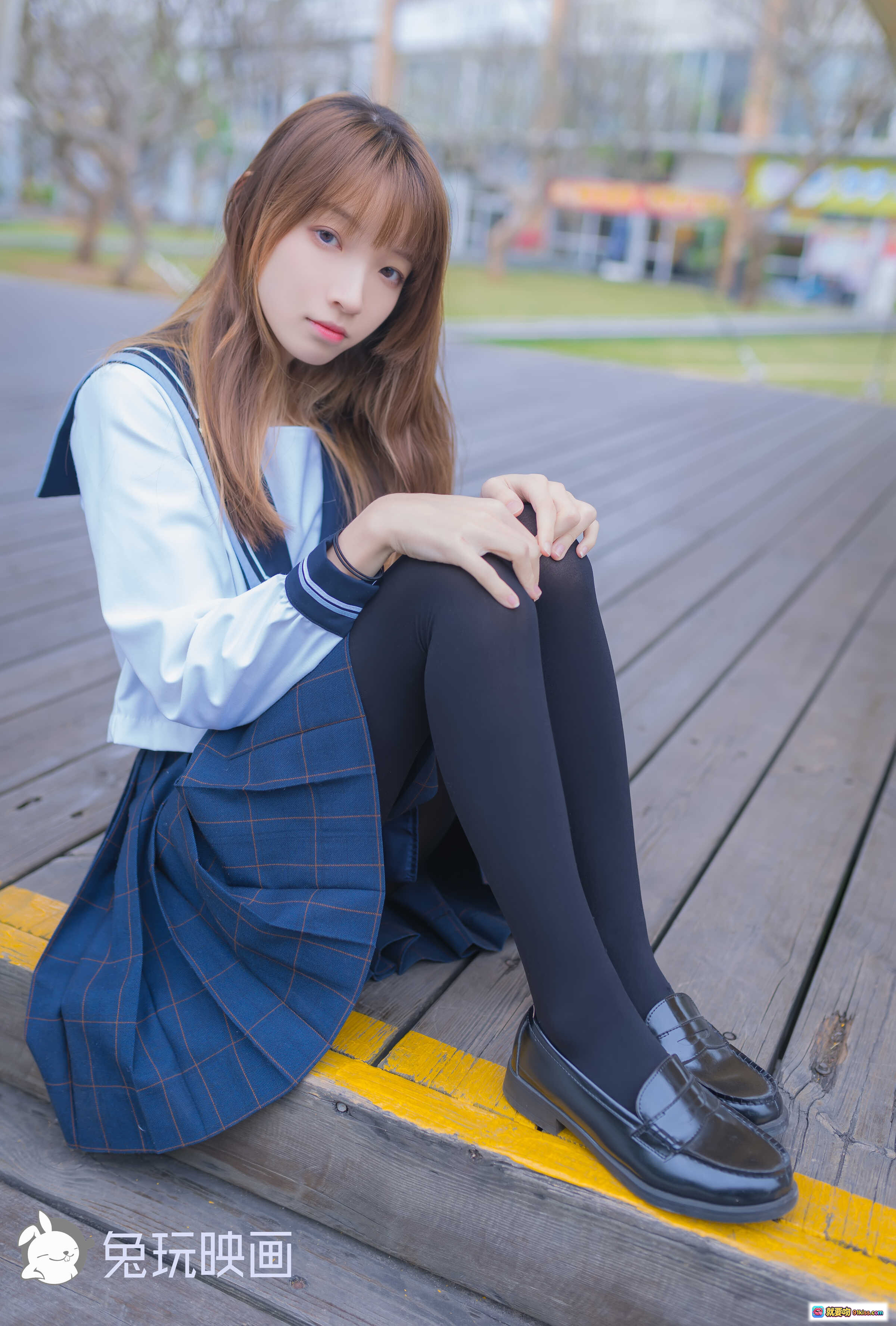 图片[5] - 祖木子NO.024小清新JK少女写真 | 蓝白水手服格裙黑丝 | 户外木台日系校园风美少女摄影 - 就要吻