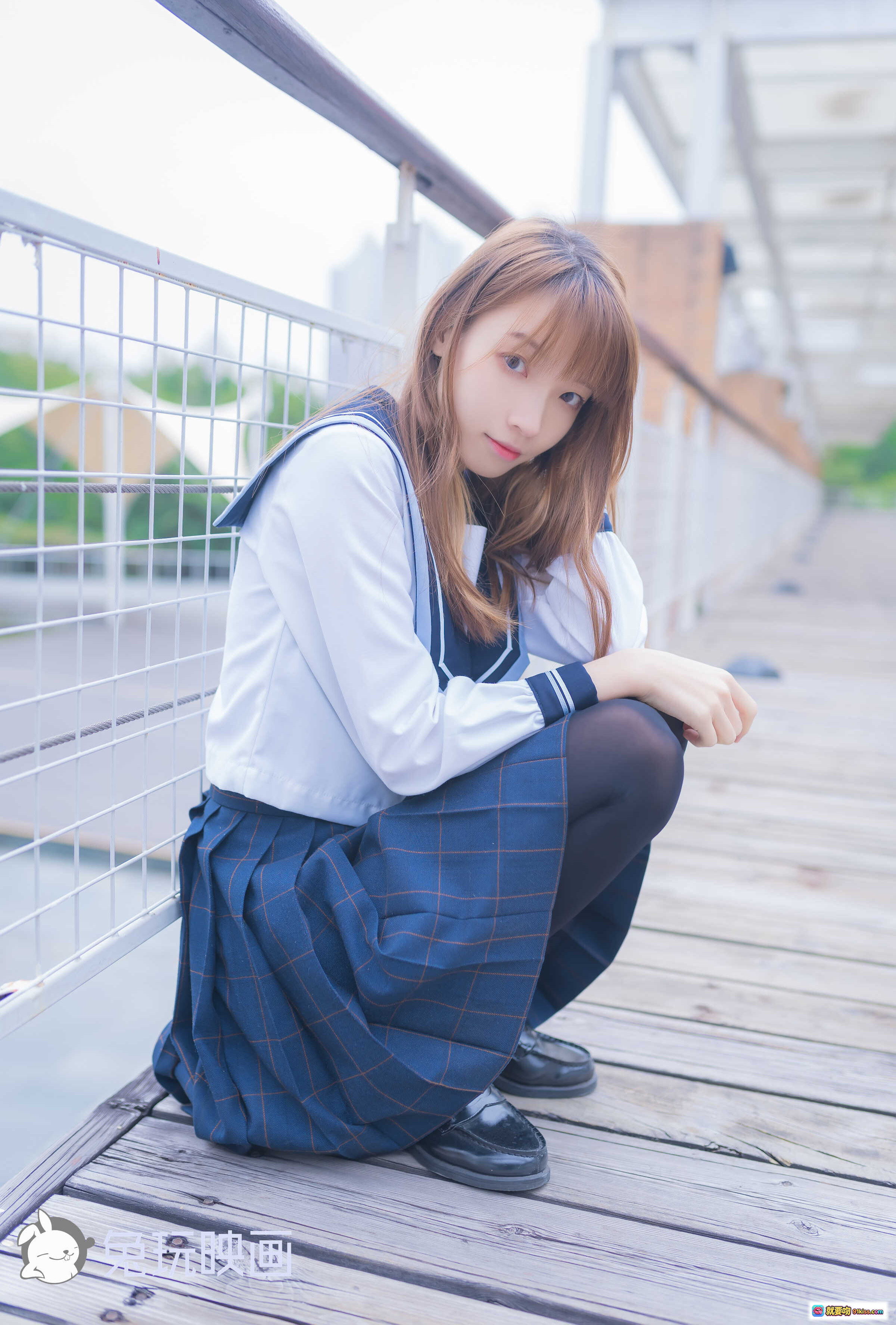 图片[4] - 祖木子NO.024小清新JK少女写真 | 蓝白水手服格裙黑丝 | 户外木台日系校园风美少女摄影 - 就要吻