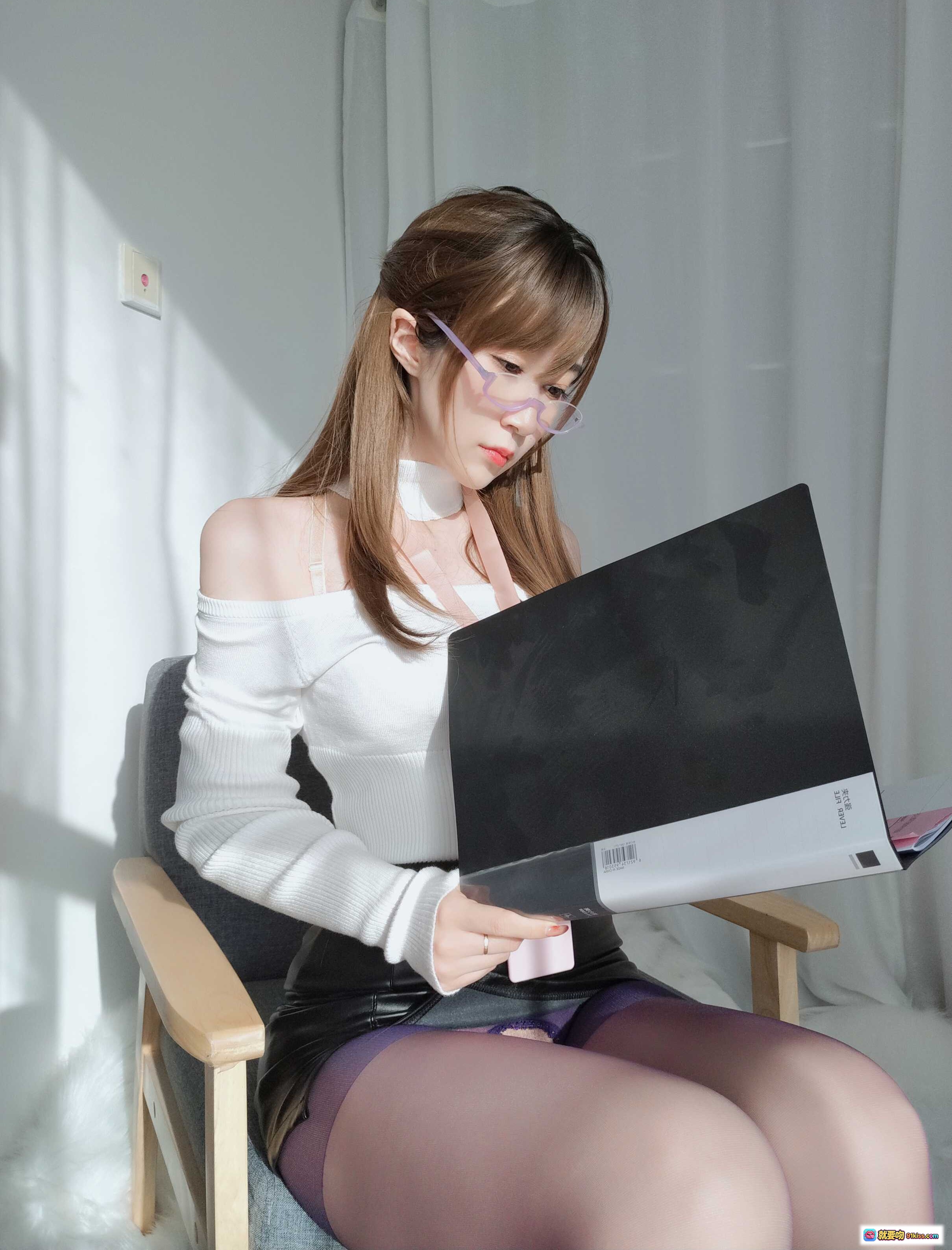 图片[5] - 白银81 NO.062 可爱职场风美女 穿白色露肩上衣+黑色皮裙+粉色丝袜 抱笔记本电脑 室内写真 32P高清图集 - 就要吻