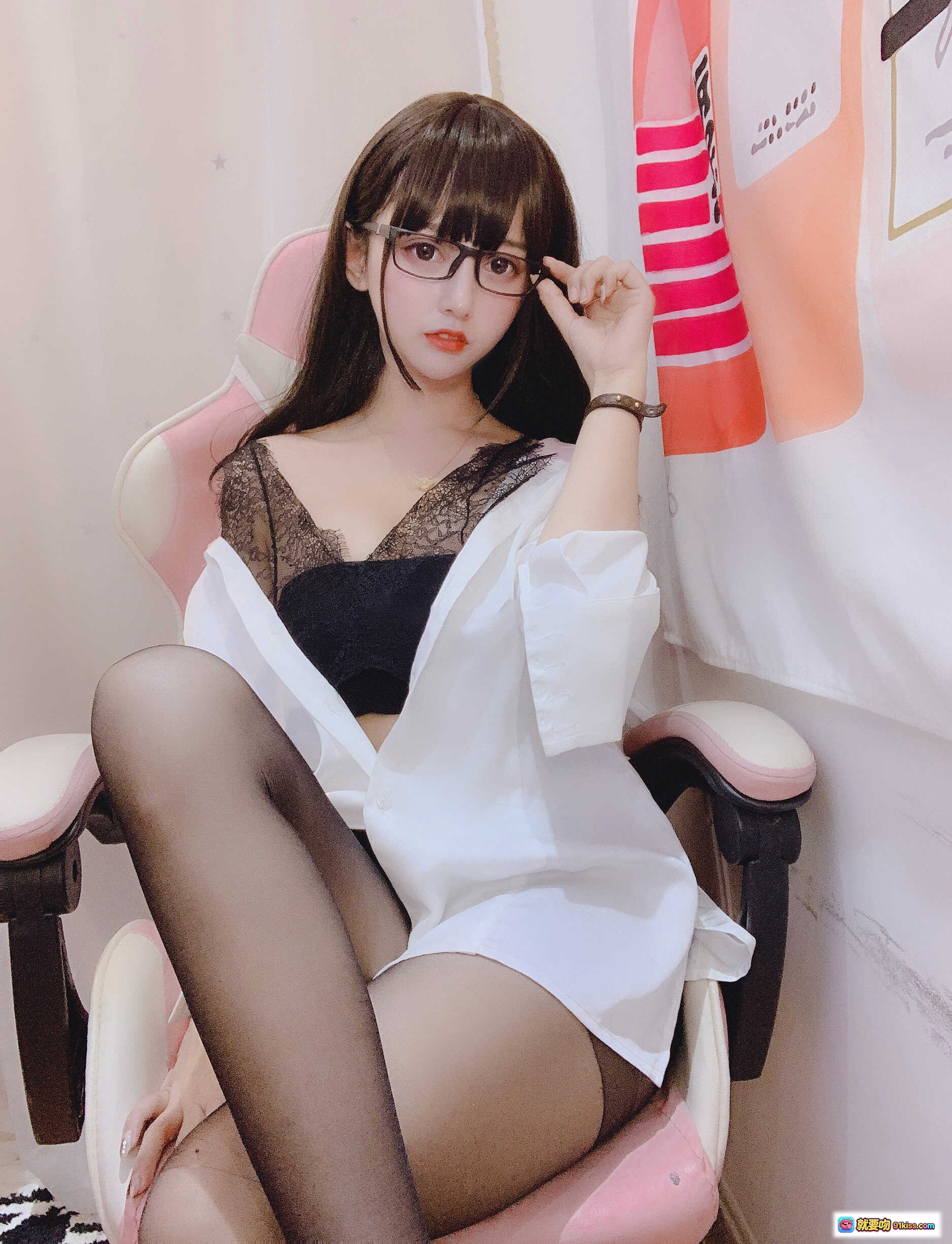 过期米线线喵001日常写真｜黑丝蕾丝内衣+白衬衫+眼镜少女坐姿美拍 - 就要吻