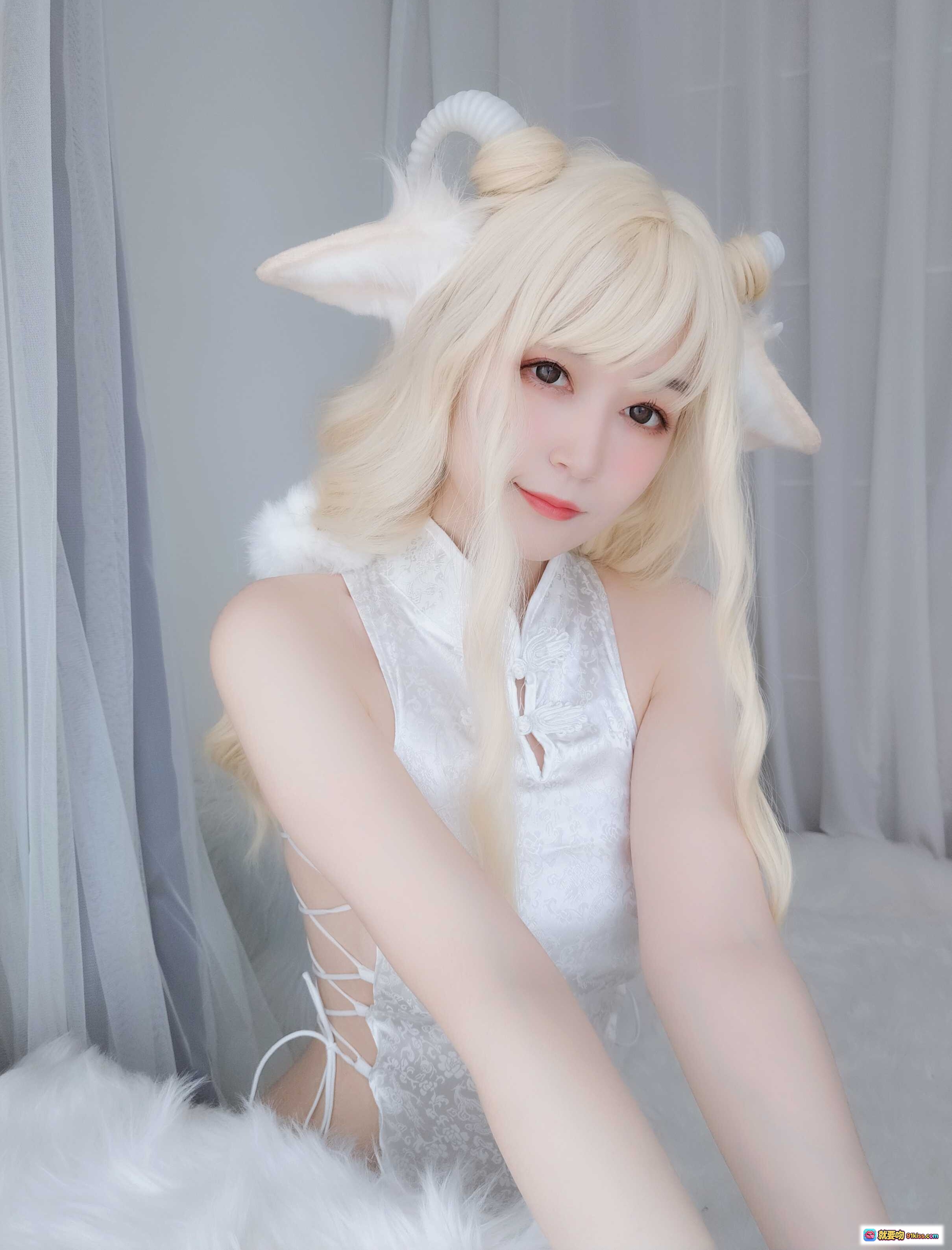 图片[10] - 白银81 NO.063 白旗袍写真 101P高清单品蕾丝吊袜带美臀性感私房照 窗边柔光氛围感拍摄 - 就要吻