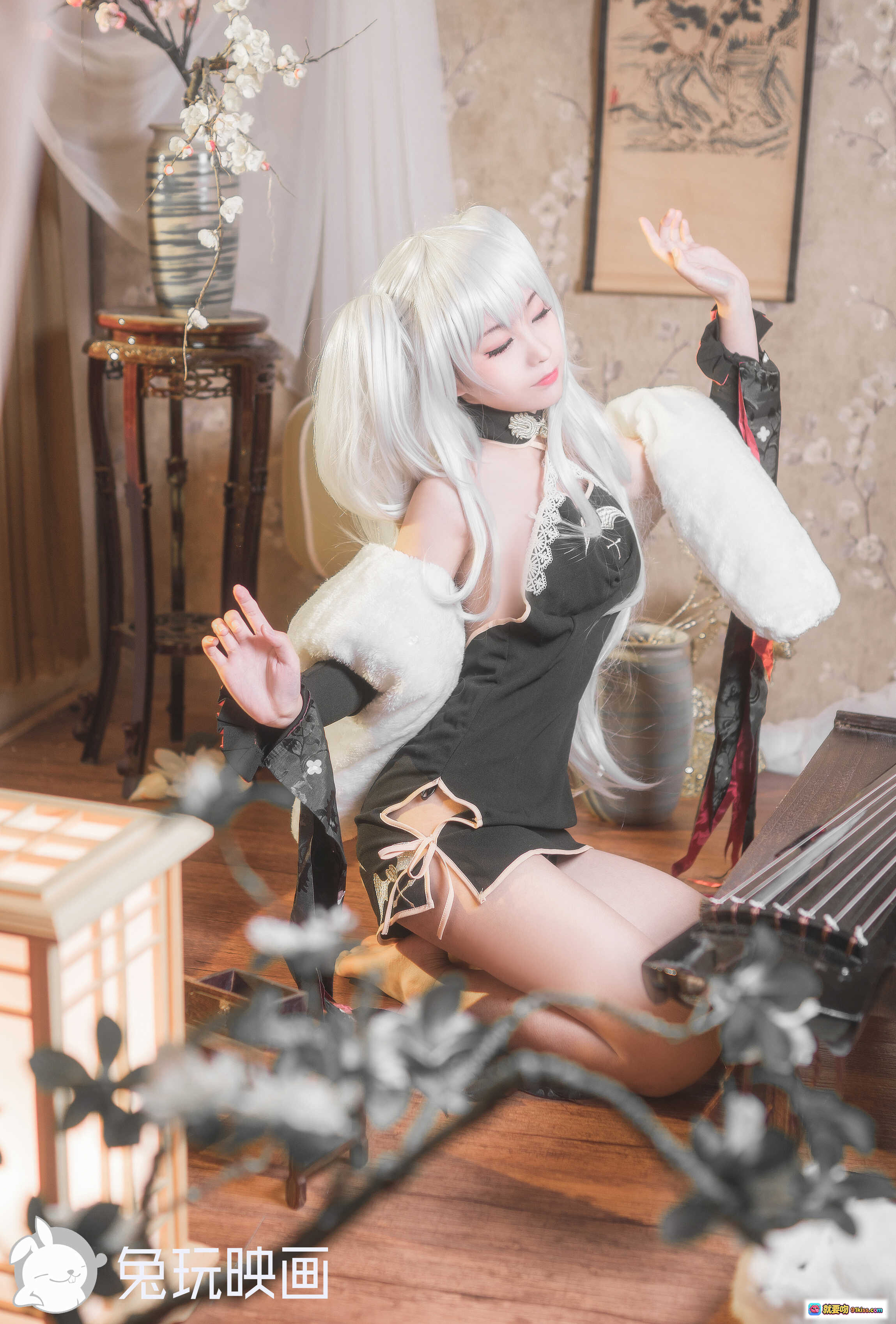 蠢沫沫NO.093旗袍萝莉COS写真｜白发双马尾黑丝美腿古风室内场景40P高清图集 - 就要吻