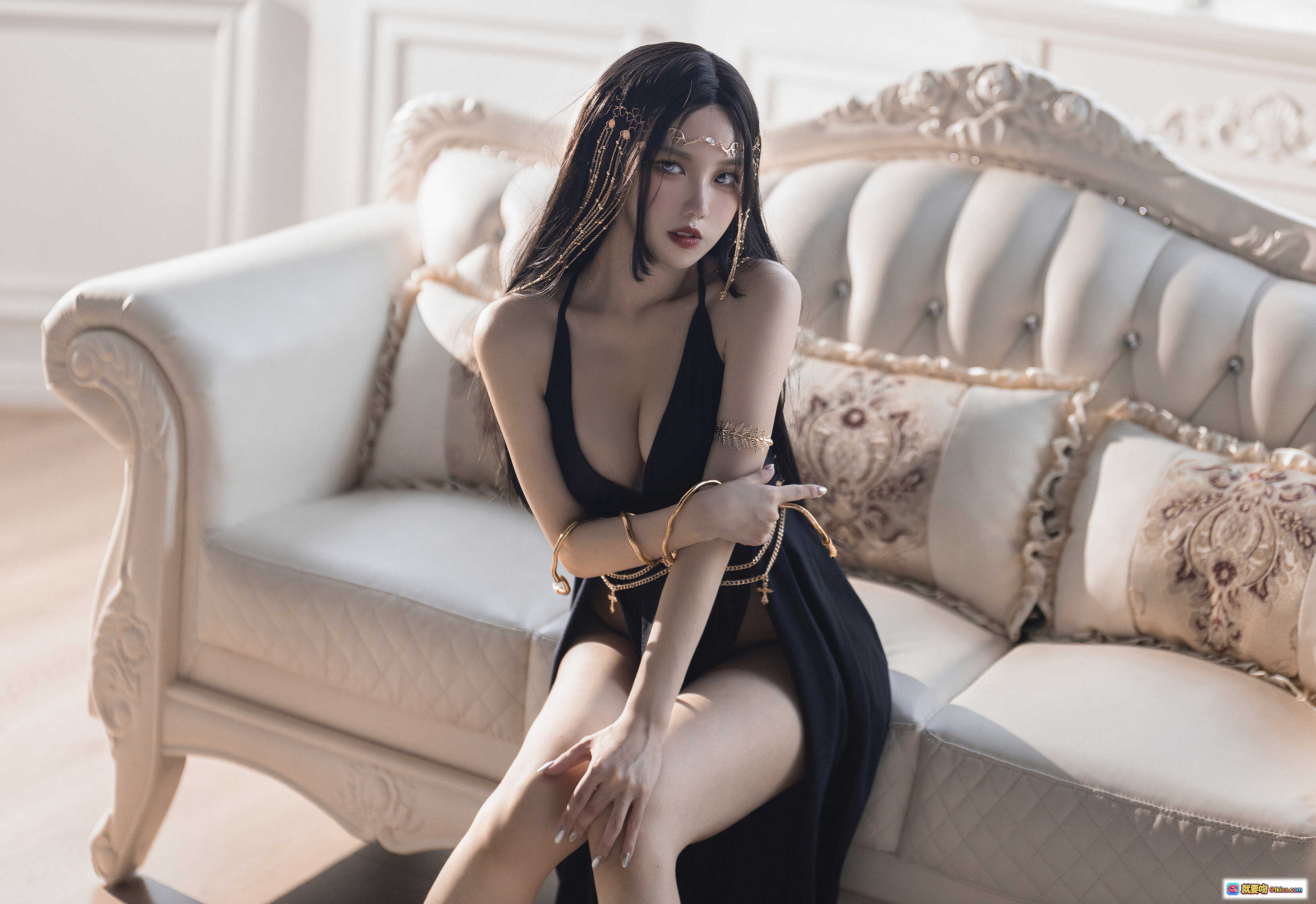 图片[10] - 果咩酱w NO.023 反派角色写真 25P黑裙金饰性感美腿沙发私房摄影 - 就要吻