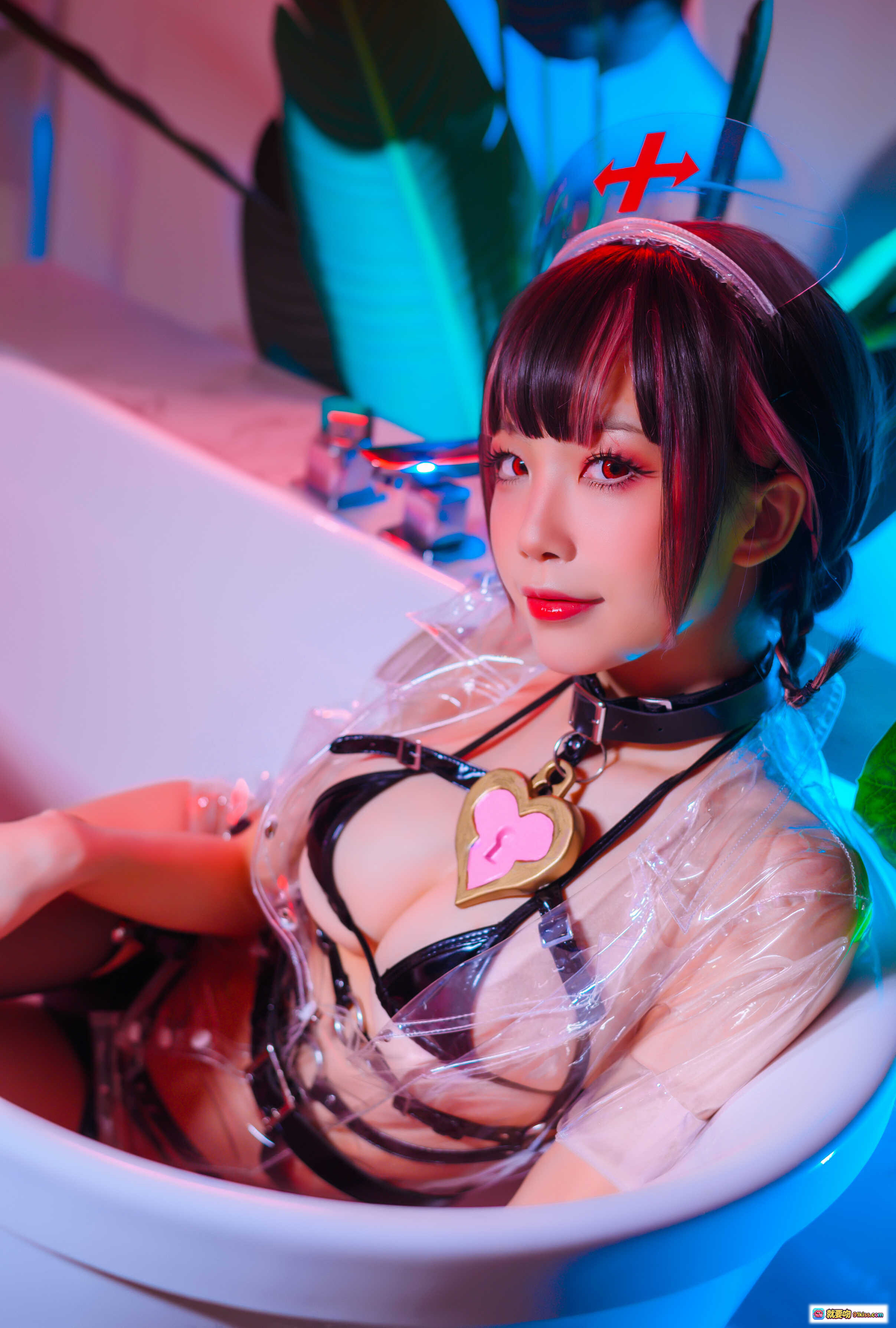 图片[8] - 水淼Aqua NO.045 愈合5套 Cosplay写真 | 透明雨衣+黑色内衣+心形锁吊坠 | 红粉挑染发+红瞳妆容 | 浴缸场景霓虹灯光氛围 - 就要吻
