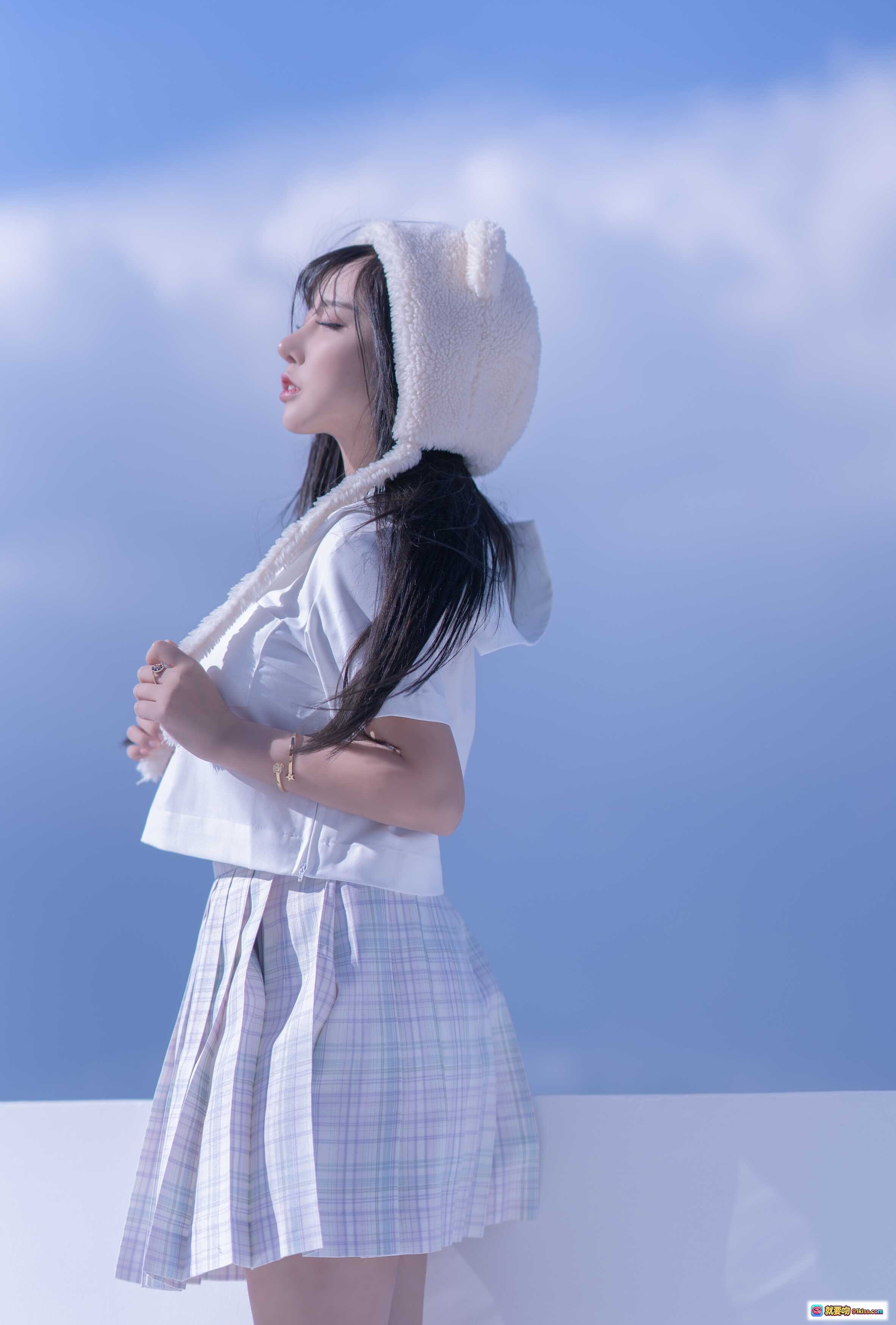 图片[9] - 过期米线线喵070米线天台JK写真｜可爱熊耳帽+格子短裙+蕾丝内衣清新少女风摄影集 - 就要吻