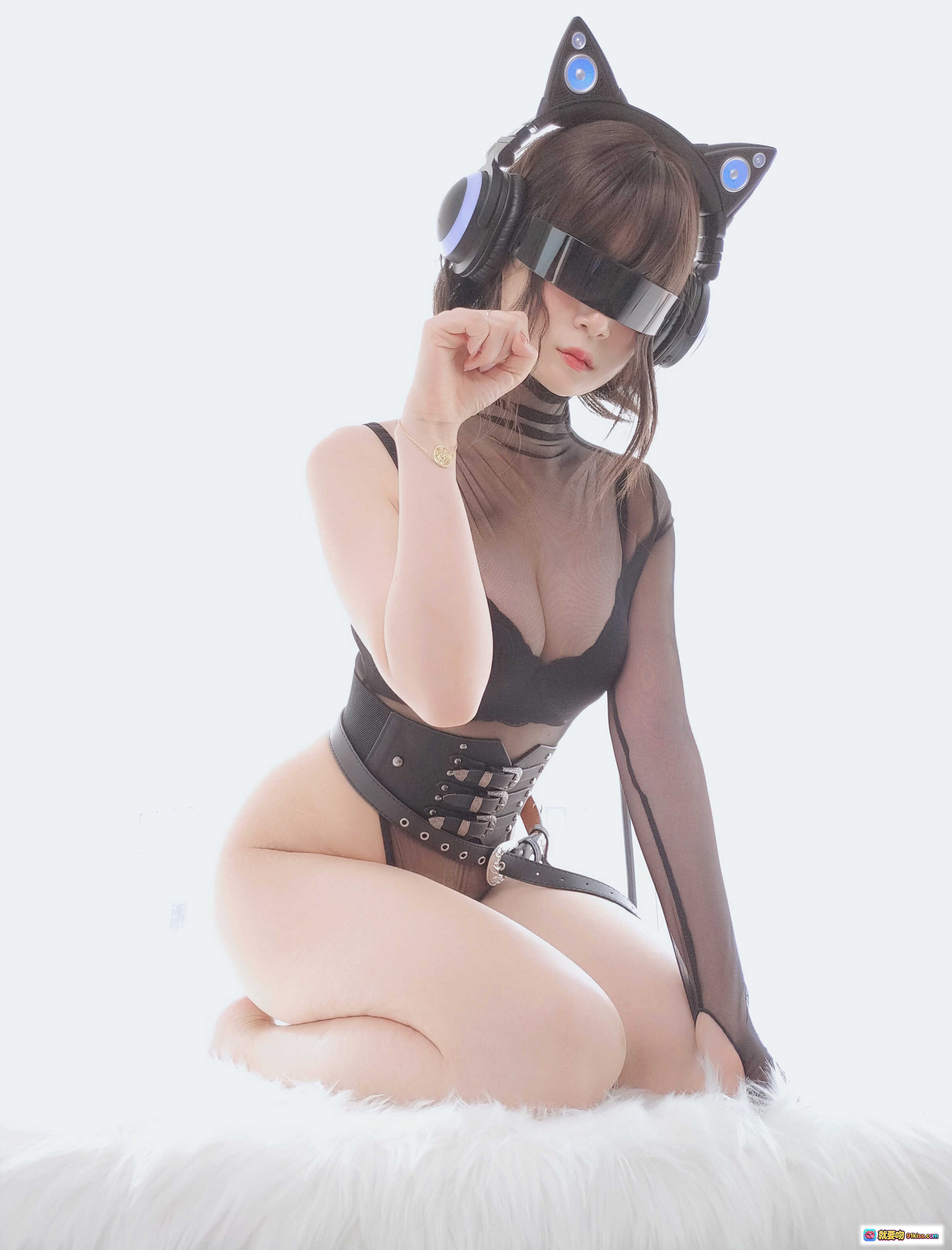 图片[10] - 白银81 NO.011 电子喵写真集｜猫耳耳机+黑色透视紧身衣+皮质束腰+性感跪姿+白色毛绒背景｜50P高清图集 - 就要吻