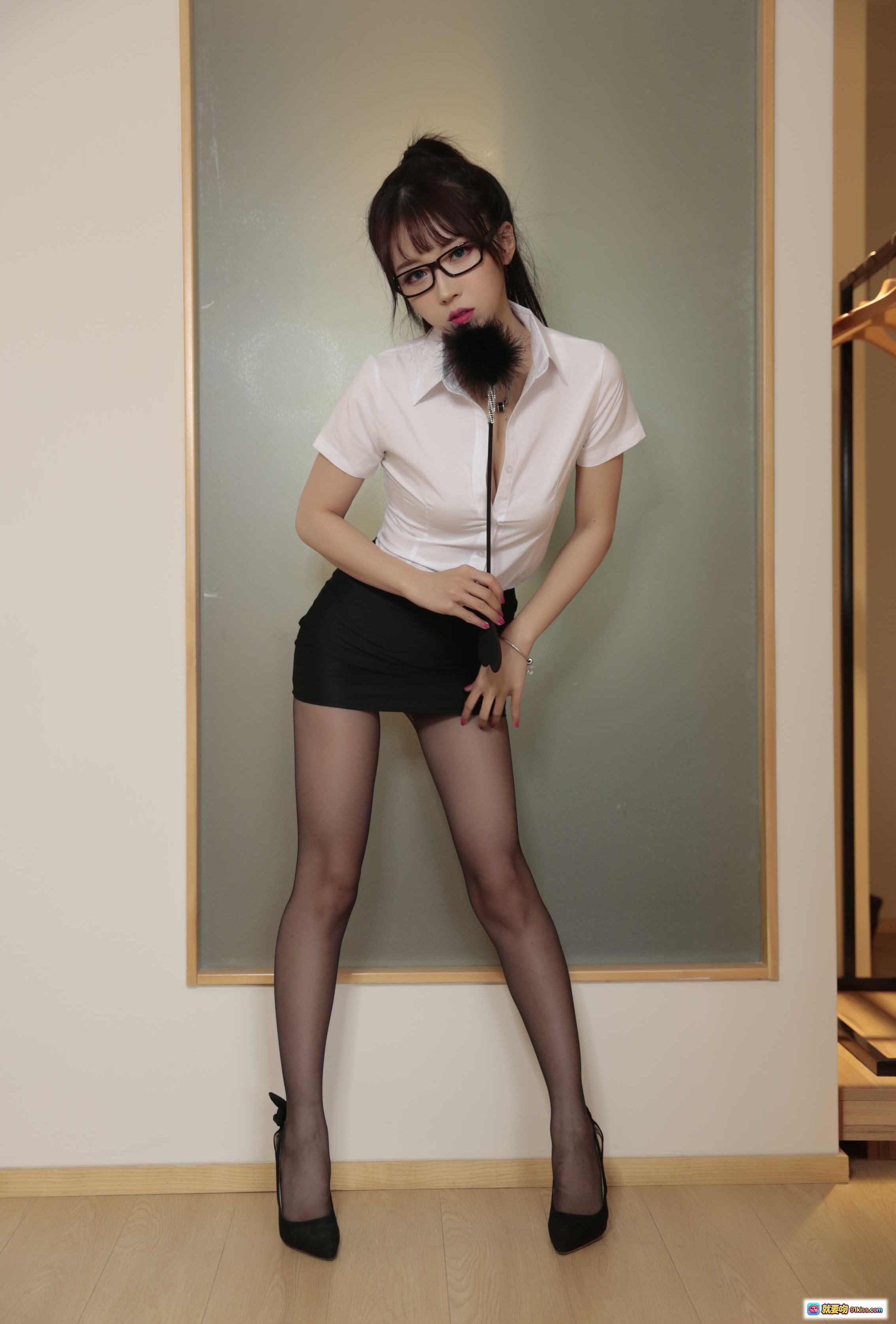 图片[2] - 小女巫露娜NO.024老师写真：白衬衫黑短裙黑丝高跟眼镜御姐风50P高清图集 - 就要吻