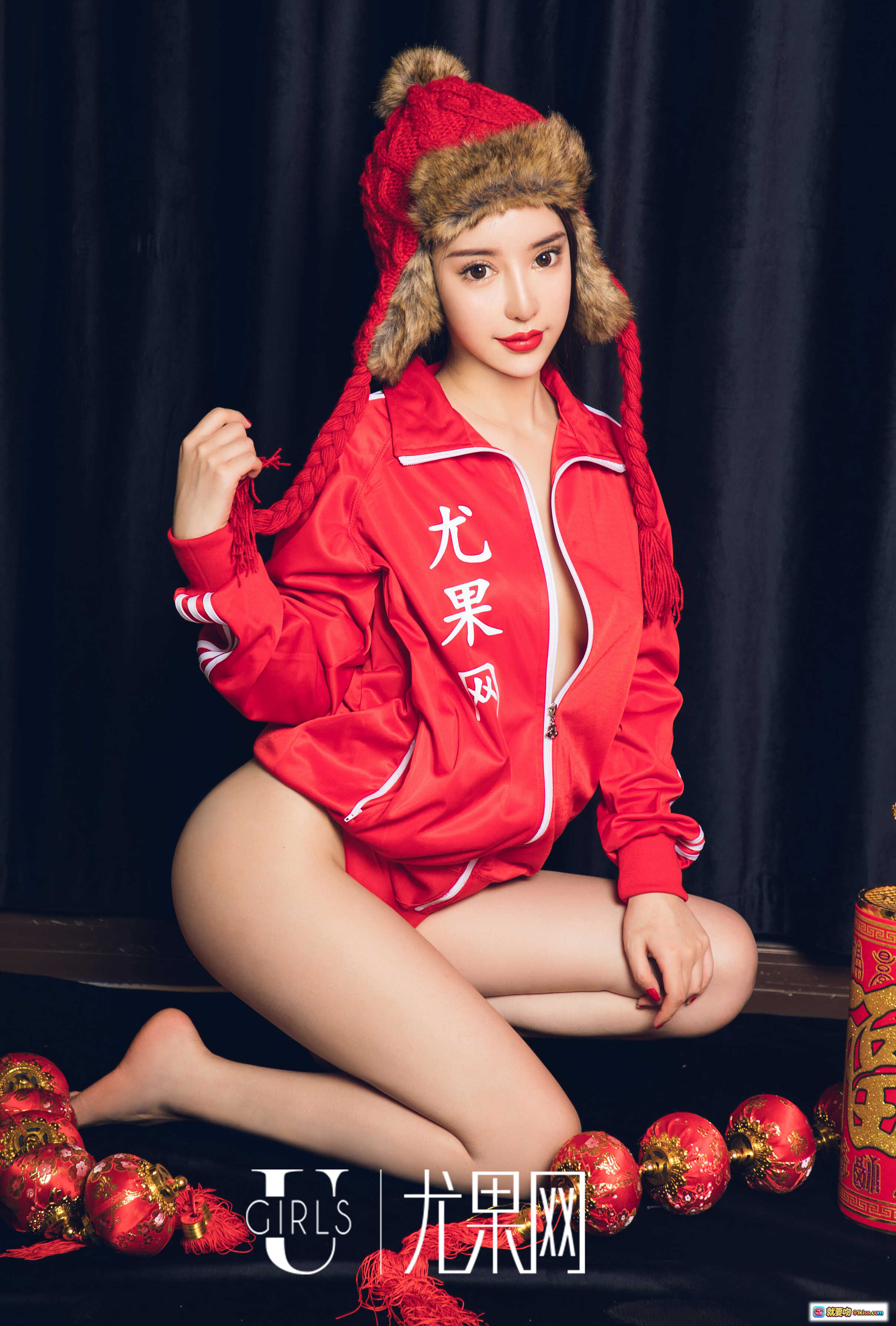 图片[3] - Ugirls尤果网2019尤乐时刻写真 | 红色运动套装+糖葫芦+毛绒帽 | 时尚性感美女双人摄影 | 65P高清图集 - 就要吻