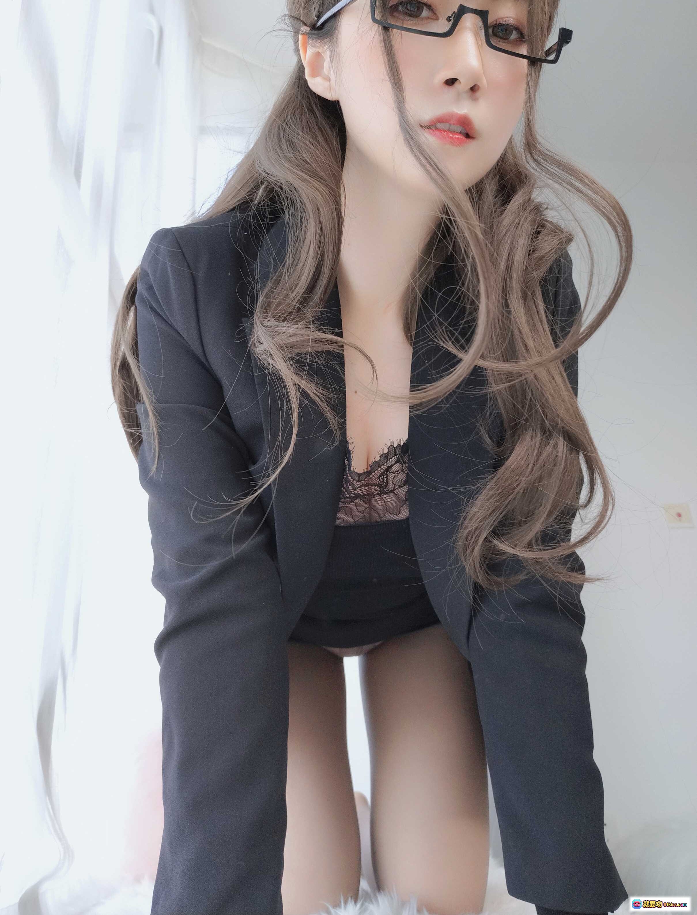 图片[9] - 白银81 NO.049 黑色蕾丝露肩上衣 眼镜少女写真 甜美性感风格 室内私房照 136P高清图集 - 就要吻