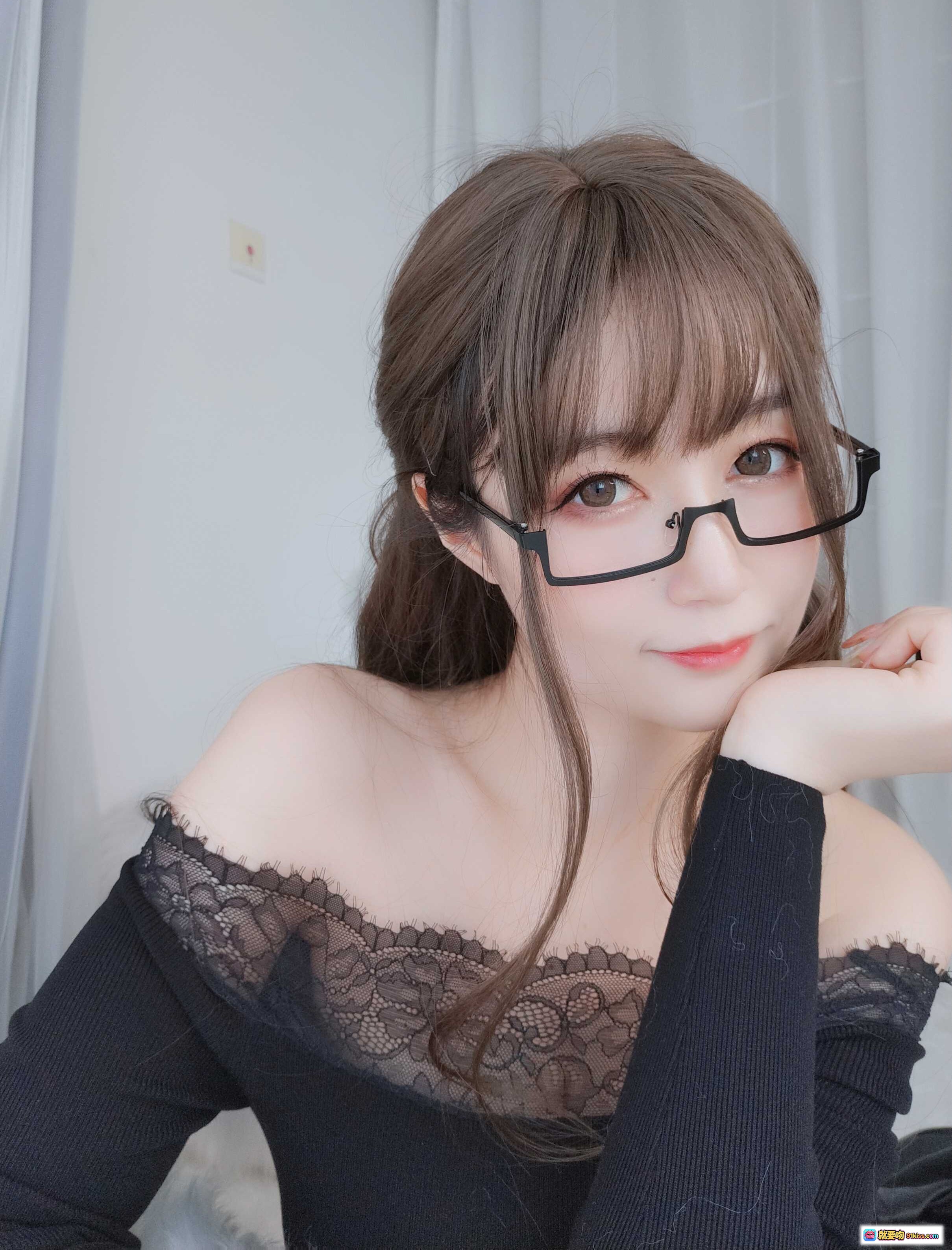 图片[5] - 白银81 NO.049 黑色蕾丝露肩上衣 眼镜少女写真 甜美性感风格 室内私房照 136P高清图集 - 就要吻