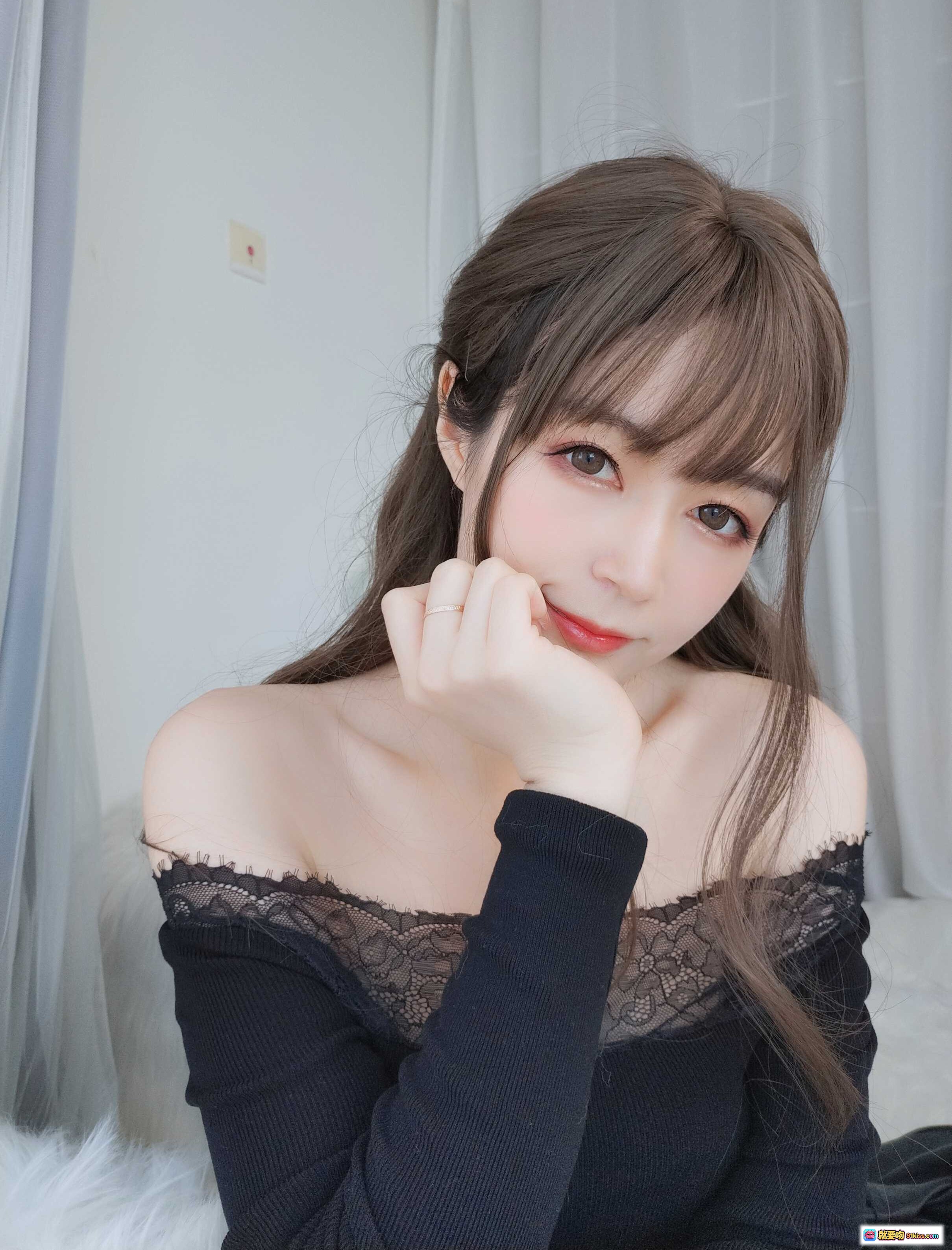 图片[7] - 白银81 NO.049 黑色蕾丝露肩上衣 眼镜少女写真 甜美性感风格 室内私房照 136P高清图集 - 就要吻