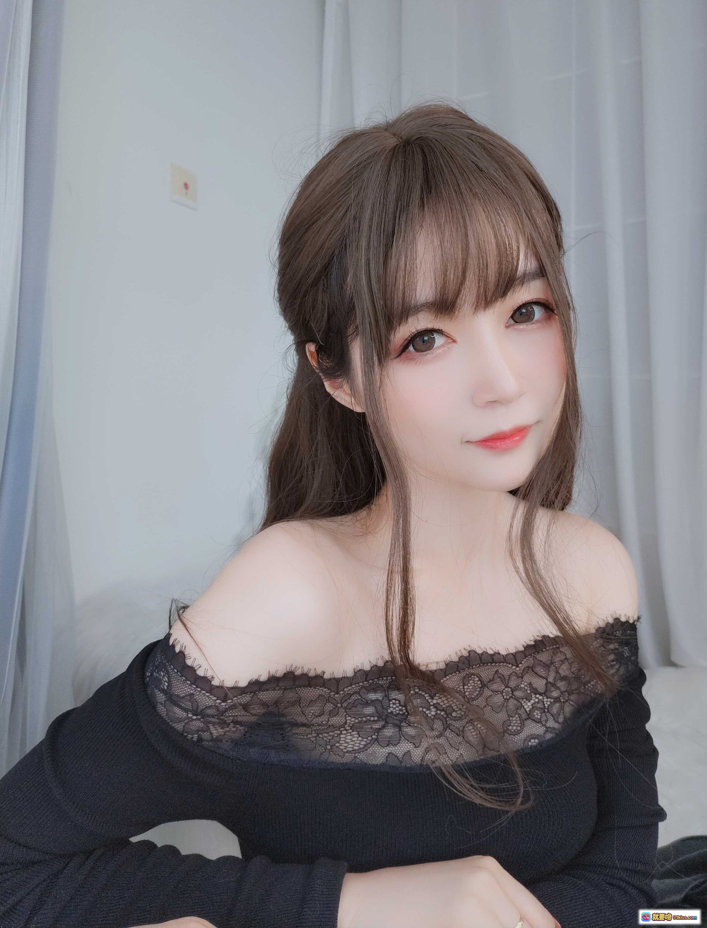 图片[10] - 白银81 NO.049 黑色蕾丝露肩上衣 眼镜少女写真 甜美性感风格 室内私房照 136P高清图集 - 就要吻