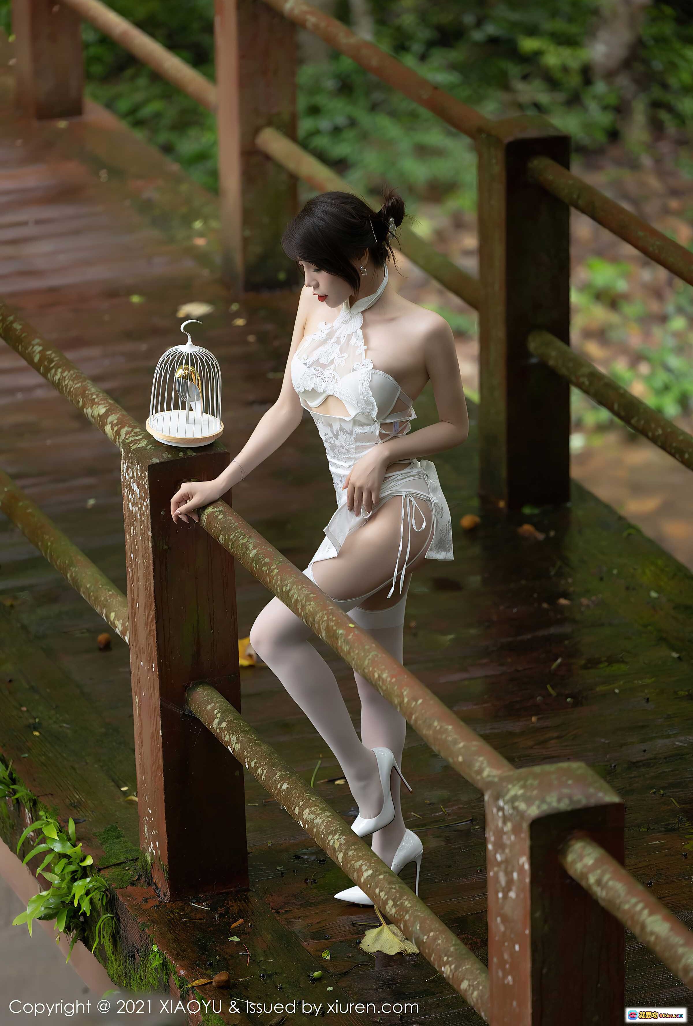 图片[9] - 芝芝Booty性感写真 | XIAOYU Vol.588 2021.08.09 金色露背短裙森林水边美拍 - 就要吻