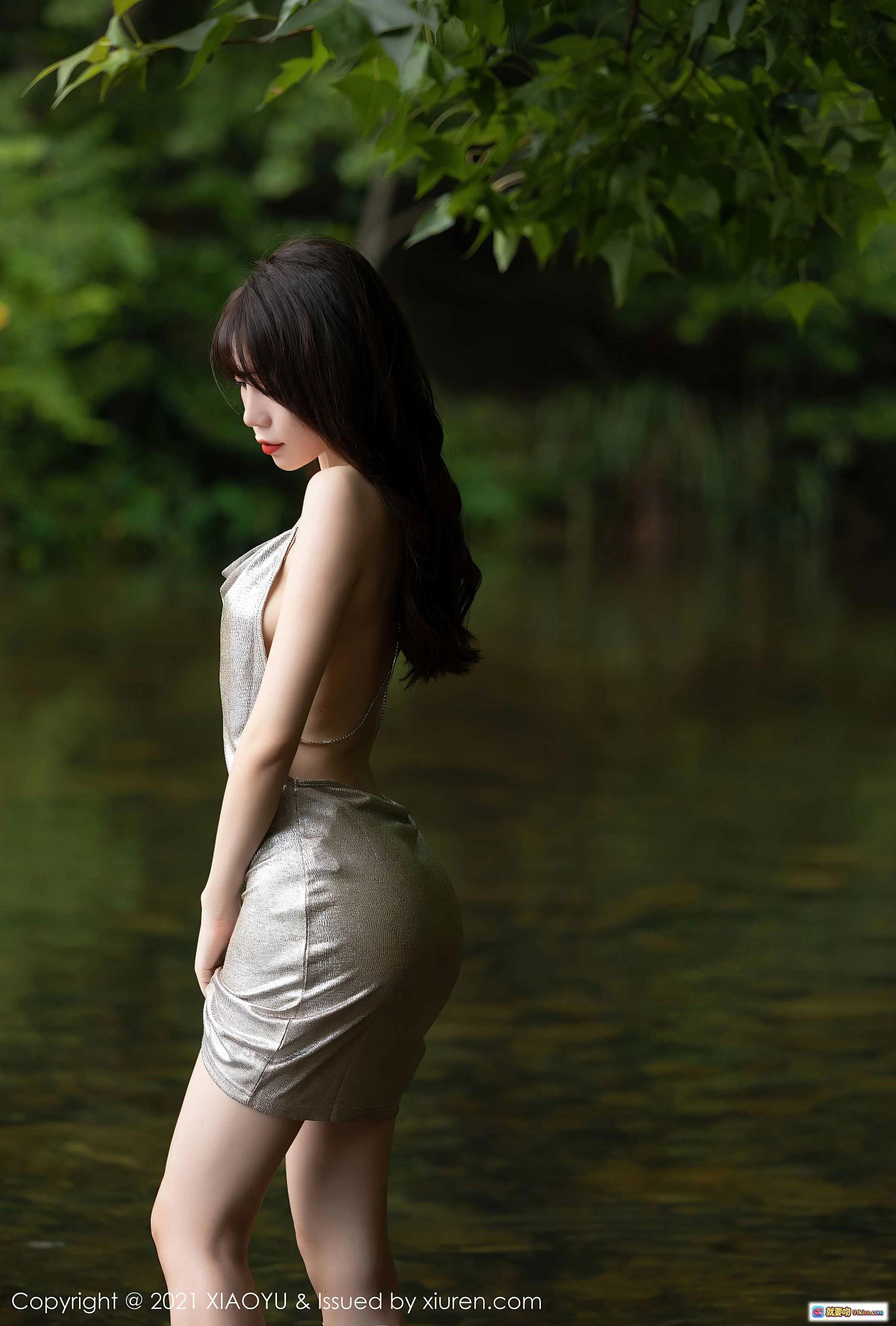 芝芝Booty性感写真 | XIAOYU Vol.588 2021.08.09 金色露背短裙森林水边美拍 - 就要吻