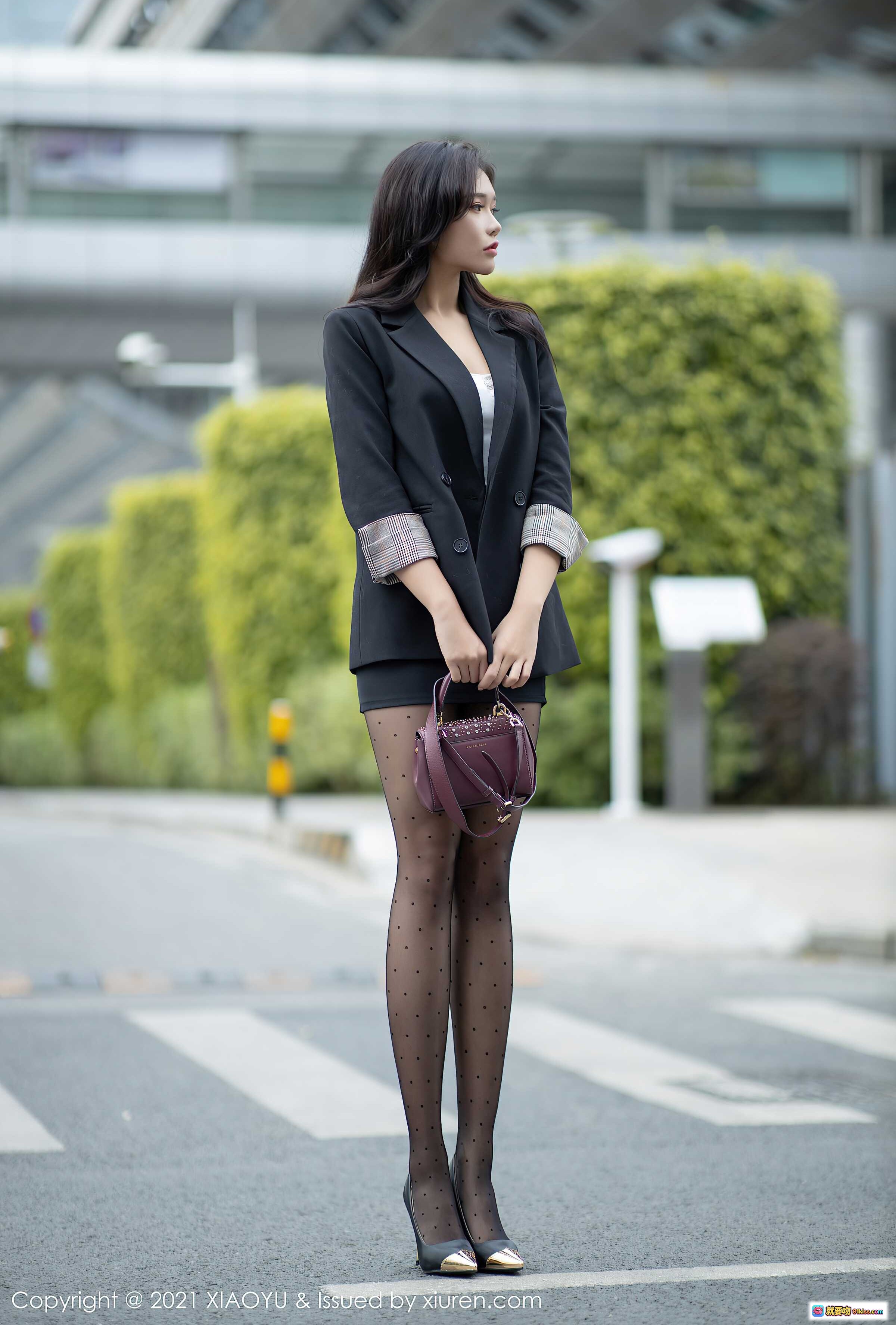 图片[1] - 娜比黑西装搭配波点丝袜街拍写真｜XIAOYU语画界2021 VOL.465优雅都市风造型 - 就要吻