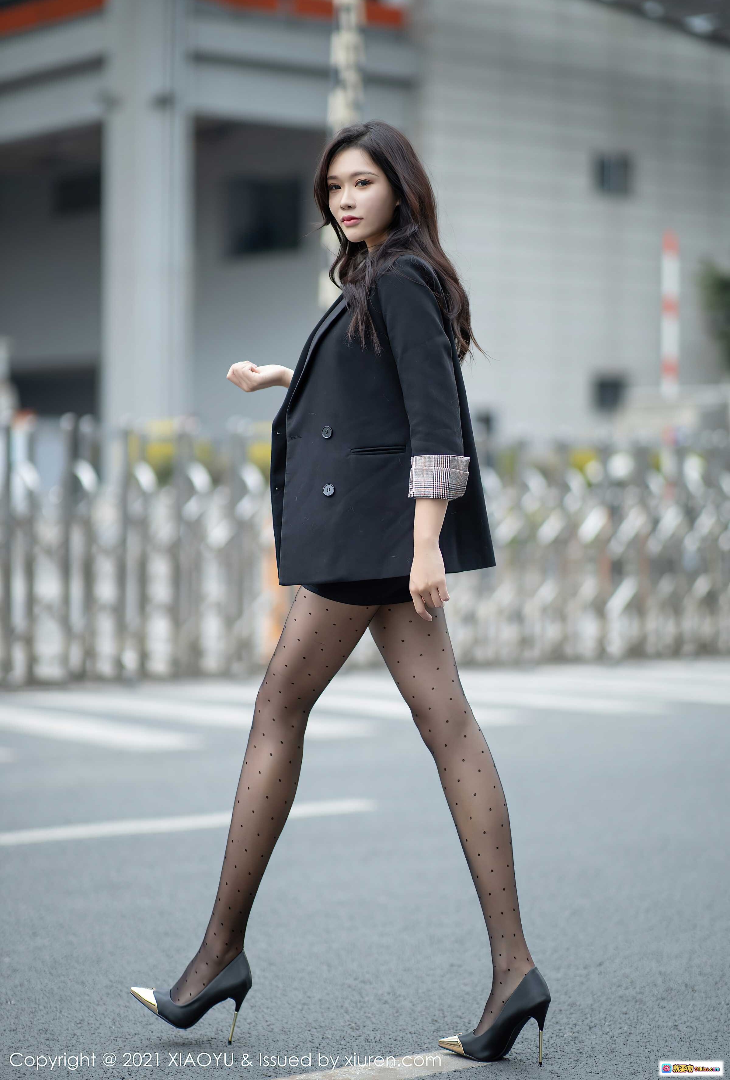图片[10] - 娜比黑西装搭配波点丝袜街拍写真｜XIAOYU语画界2021 VOL.465优雅都市风造型 - 就要吻