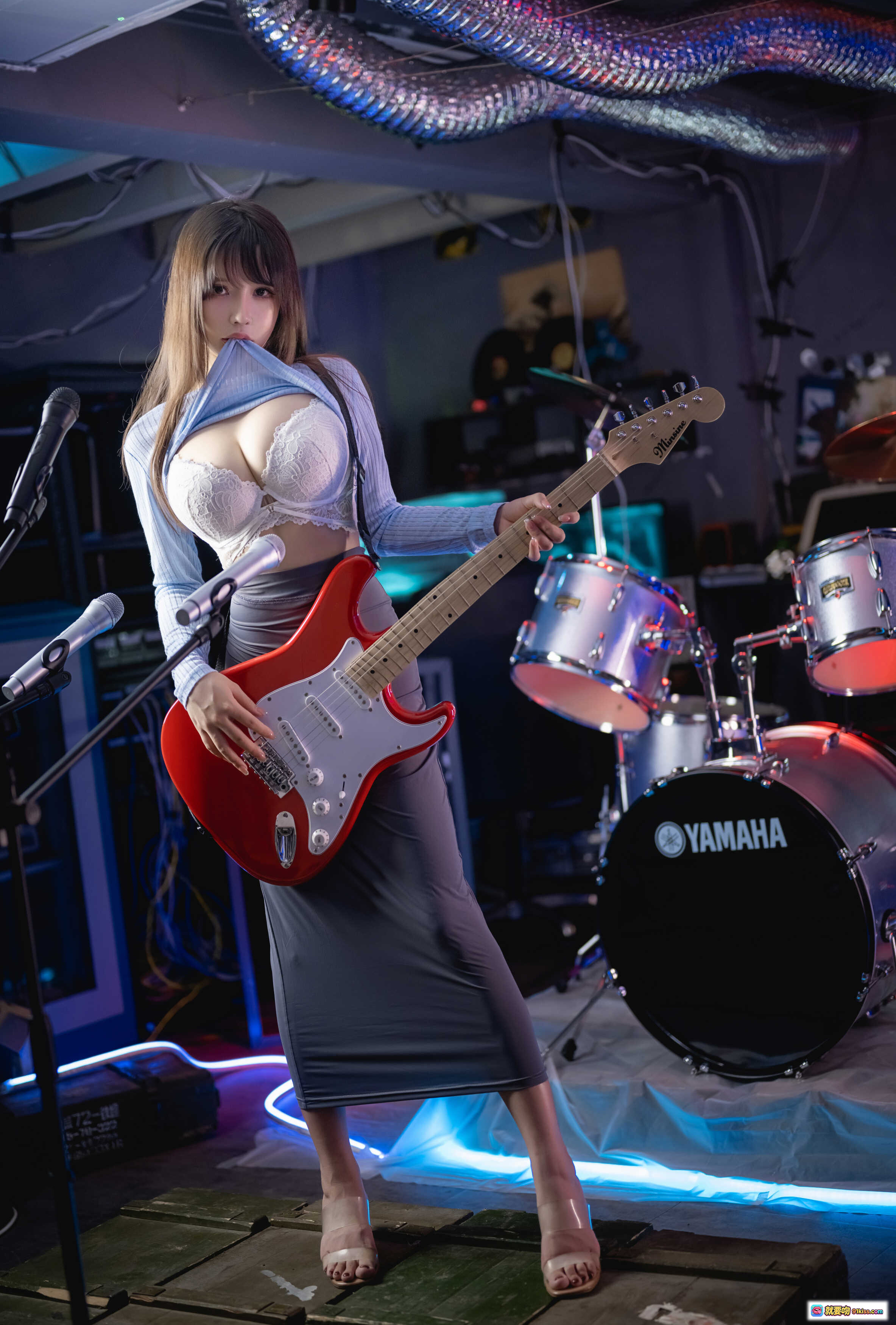 图片[4] - 抱走莫子A NO.039 吉他妹妹 50P写真 蓝色针织衫 灰色短裙 鼓组背景 时尚性感 女神写真集 - 就要吻