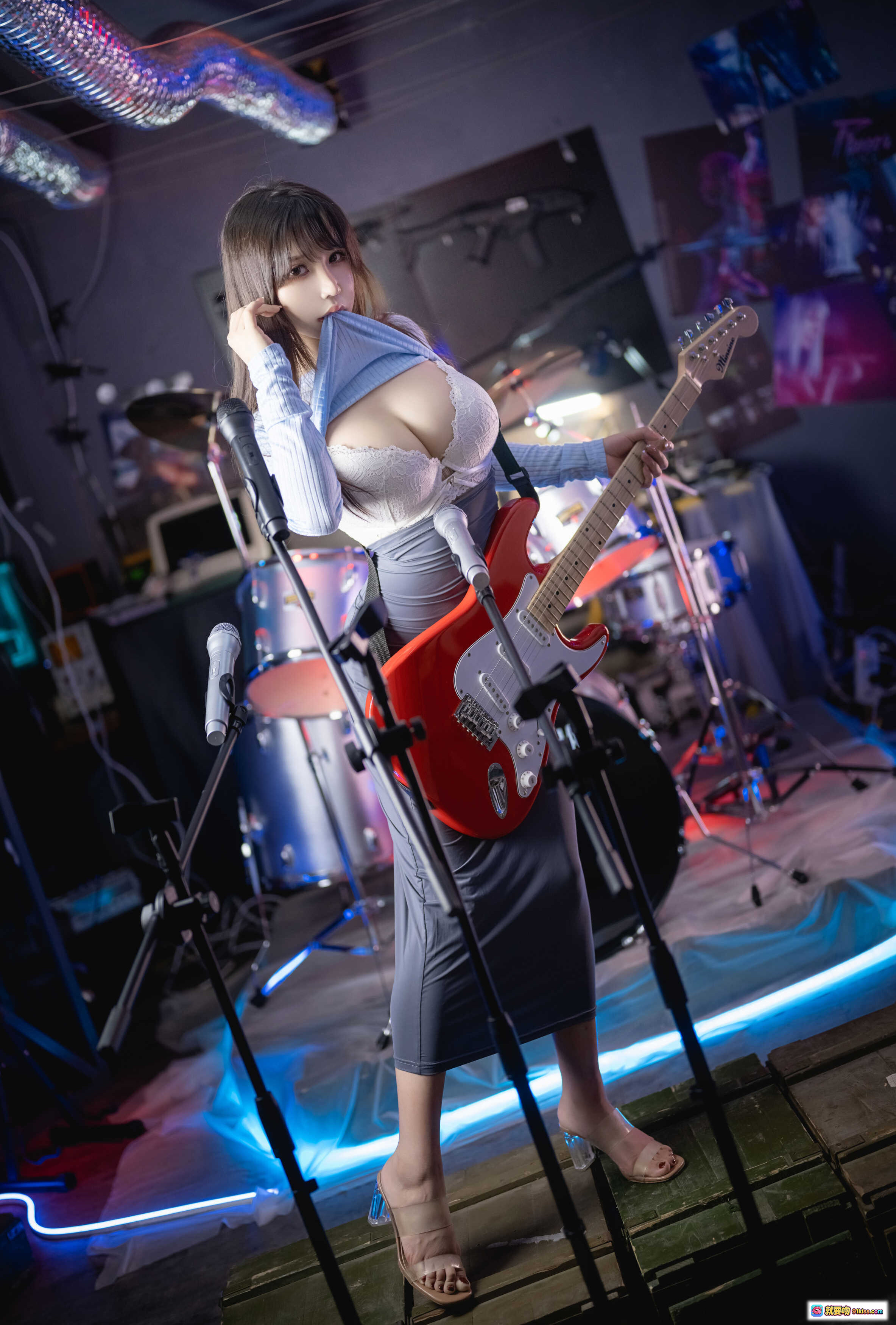 图片[6] - 抱走莫子A NO.039 吉他妹妹 50P写真 蓝色针织衫 灰色短裙 鼓组背景 时尚性感 女神写真集 - 就要吻