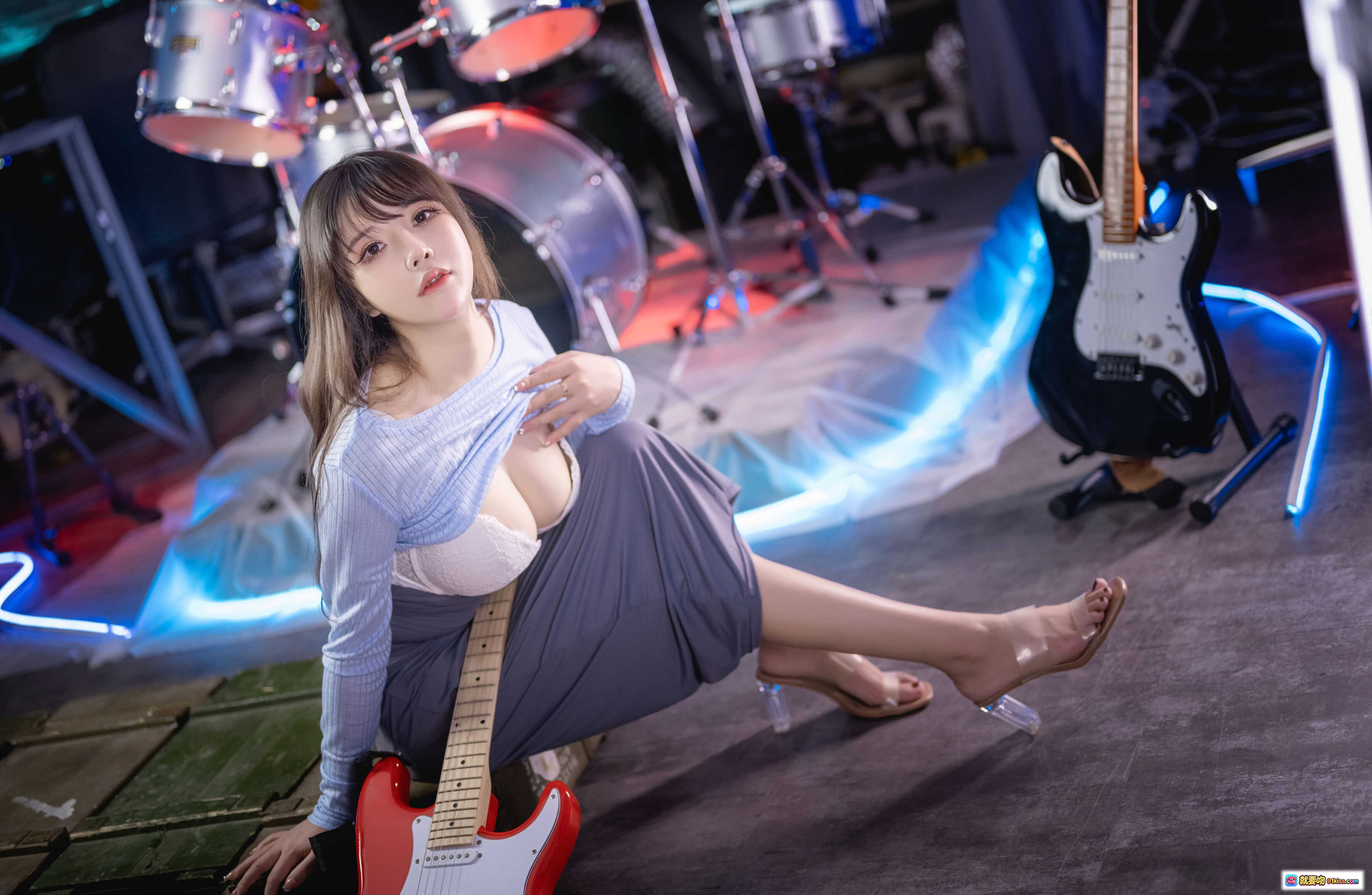 图片[9] - 抱走莫子A NO.039 吉他妹妹 50P写真 蓝色针织衫 灰色短裙 鼓组背景 时尚性感 女神写真集 - 就要吻