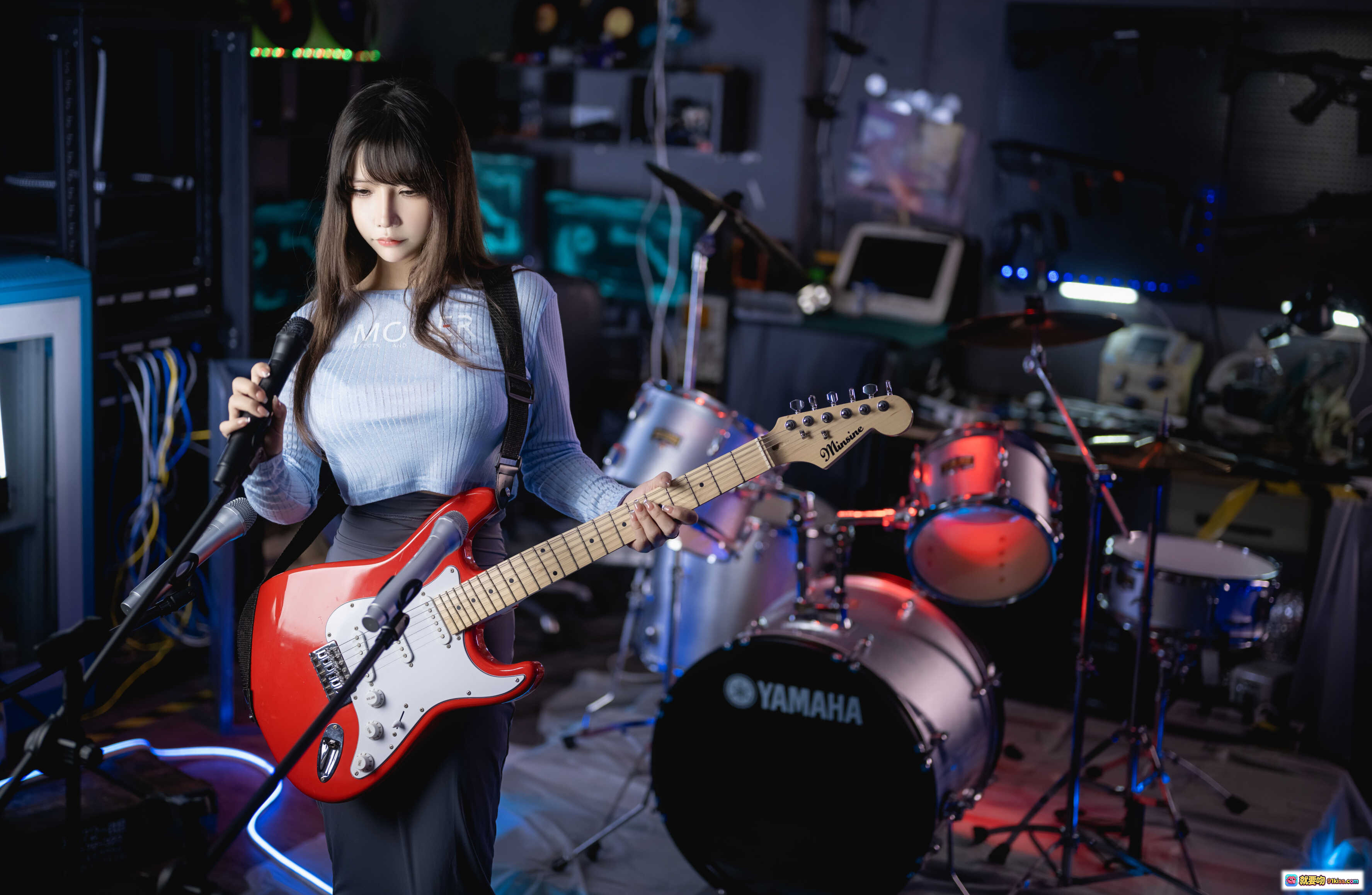 图片[5] - 抱走莫子A NO.039 吉他妹妹 50P写真 蓝色针织衫 灰色短裙 鼓组背景 时尚性感 女神写真集 - 就要吻