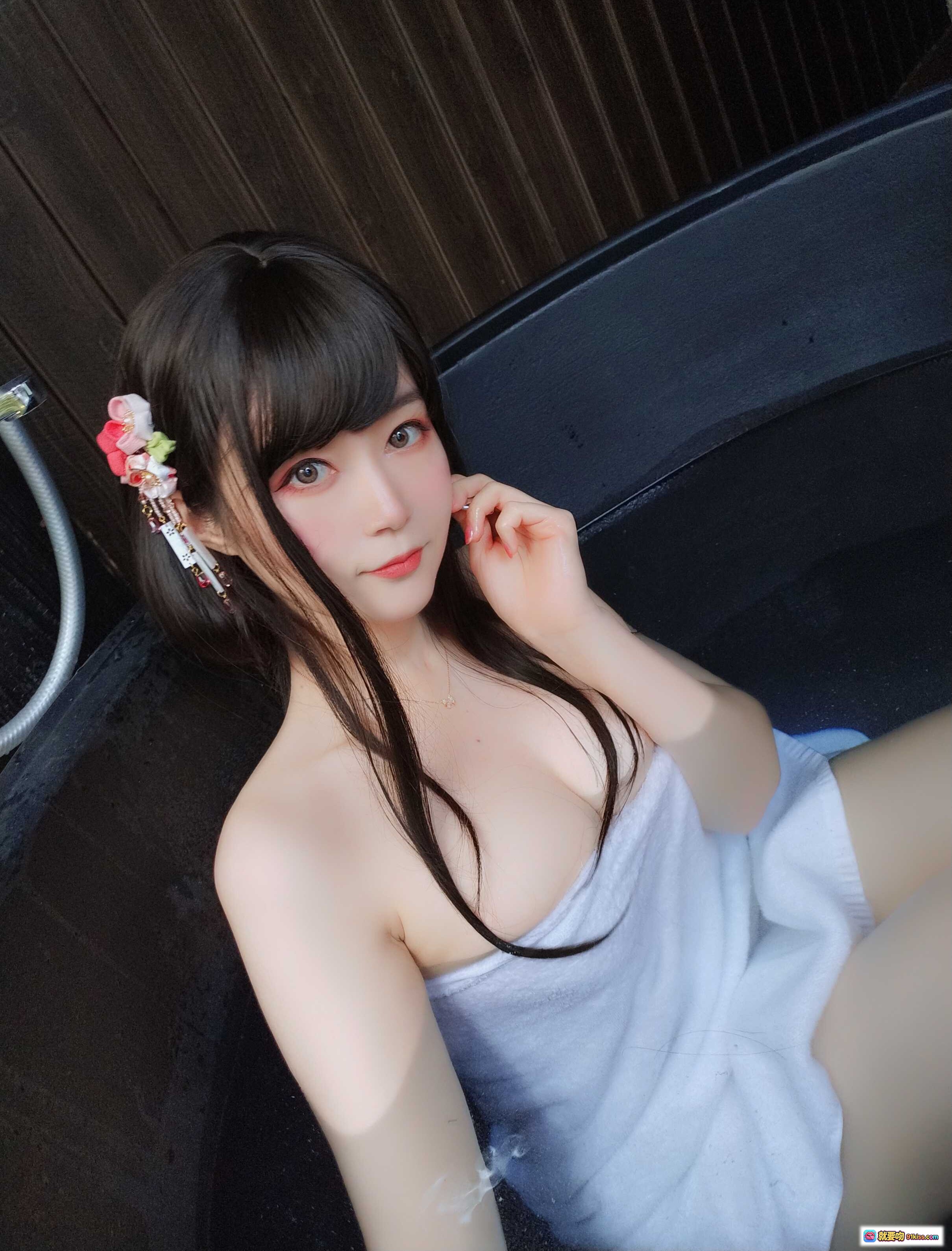 图片[1] - 白银81 NO.081 8月会员合集 2021-08-23 美女浴缸自拍 花饰发夹 白色浴巾 温泉氛围 甜美笑容 长发黑直 柔光质感 - 就要吻