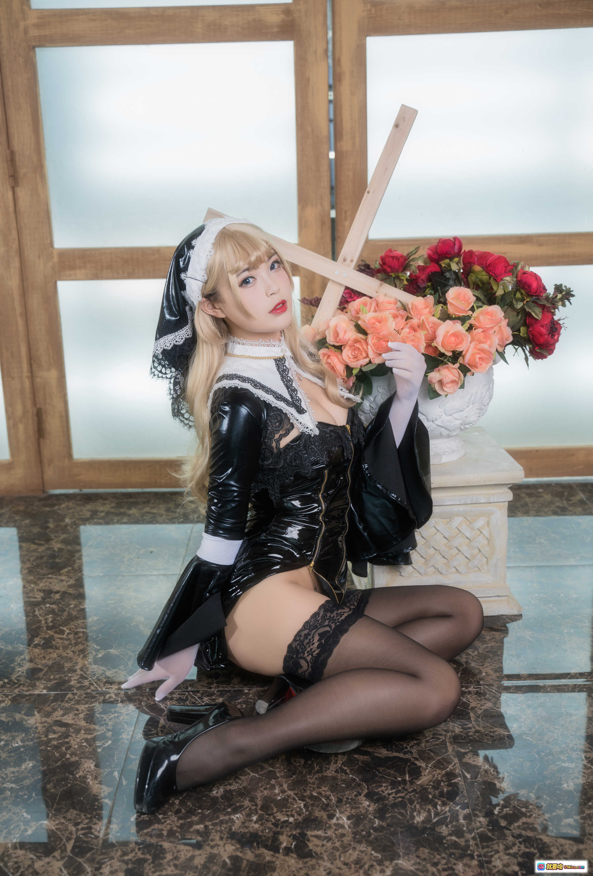 图片[9] - 白烨Vol.016修女写真：黑丝高跟+蕾丝头饰+皮质女仆装+玫瑰花背景+室内坐姿美腿特写 - 就要吻