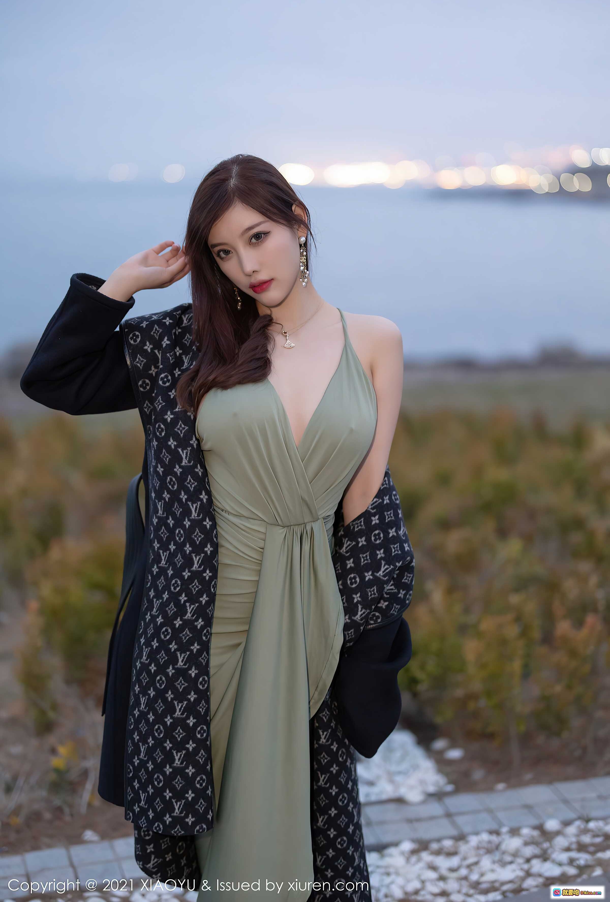 图片[3] - 杨晨晨Yome橄榄绿深V长裙高开叉写真 | 优雅性感户外街拍 | XIAOYU画语界2021 Vol.538 - 就要吻