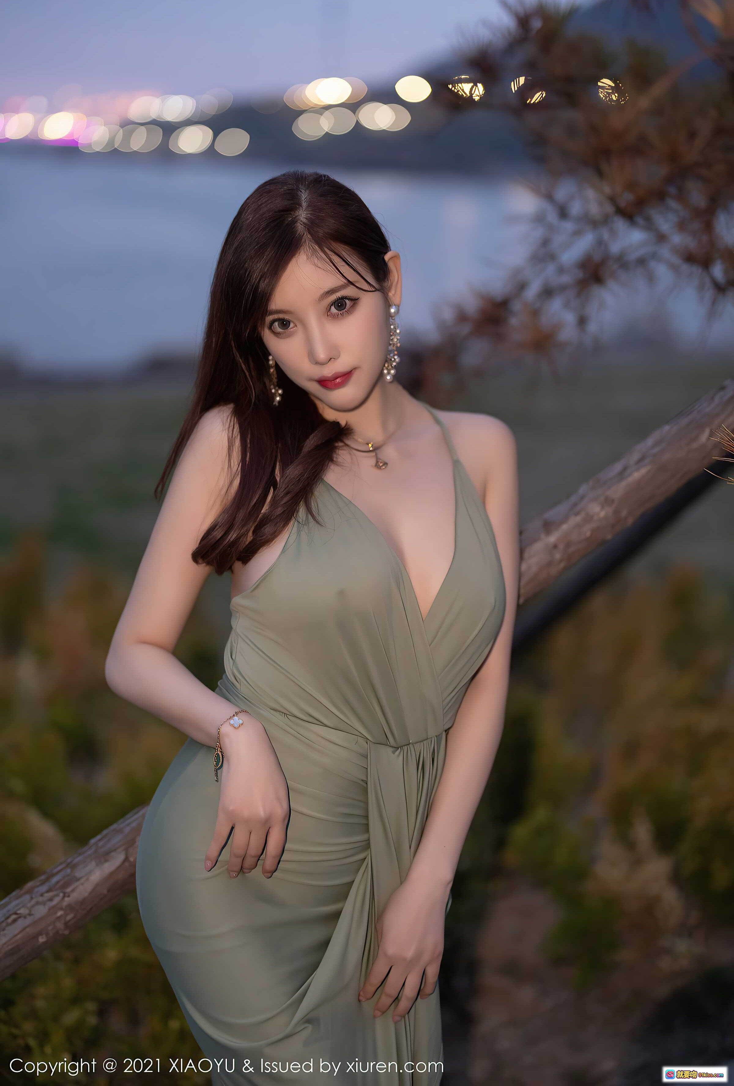 图片[7] - 杨晨晨Yome橄榄绿深V长裙高开叉写真 | 优雅性感户外街拍 | XIAOYU画语界2021 Vol.538 - 就要吻
