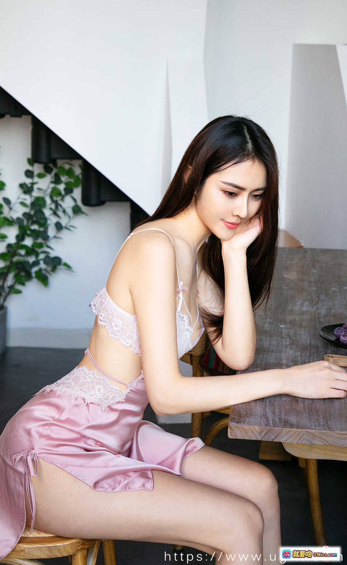 图片[6] - 姜云曦粉色睡衣写真 | Ugirls尤果网爱尤物No.2040 | 优雅坐姿美腿特写 | 室内自然光拍摄 - 就要吻