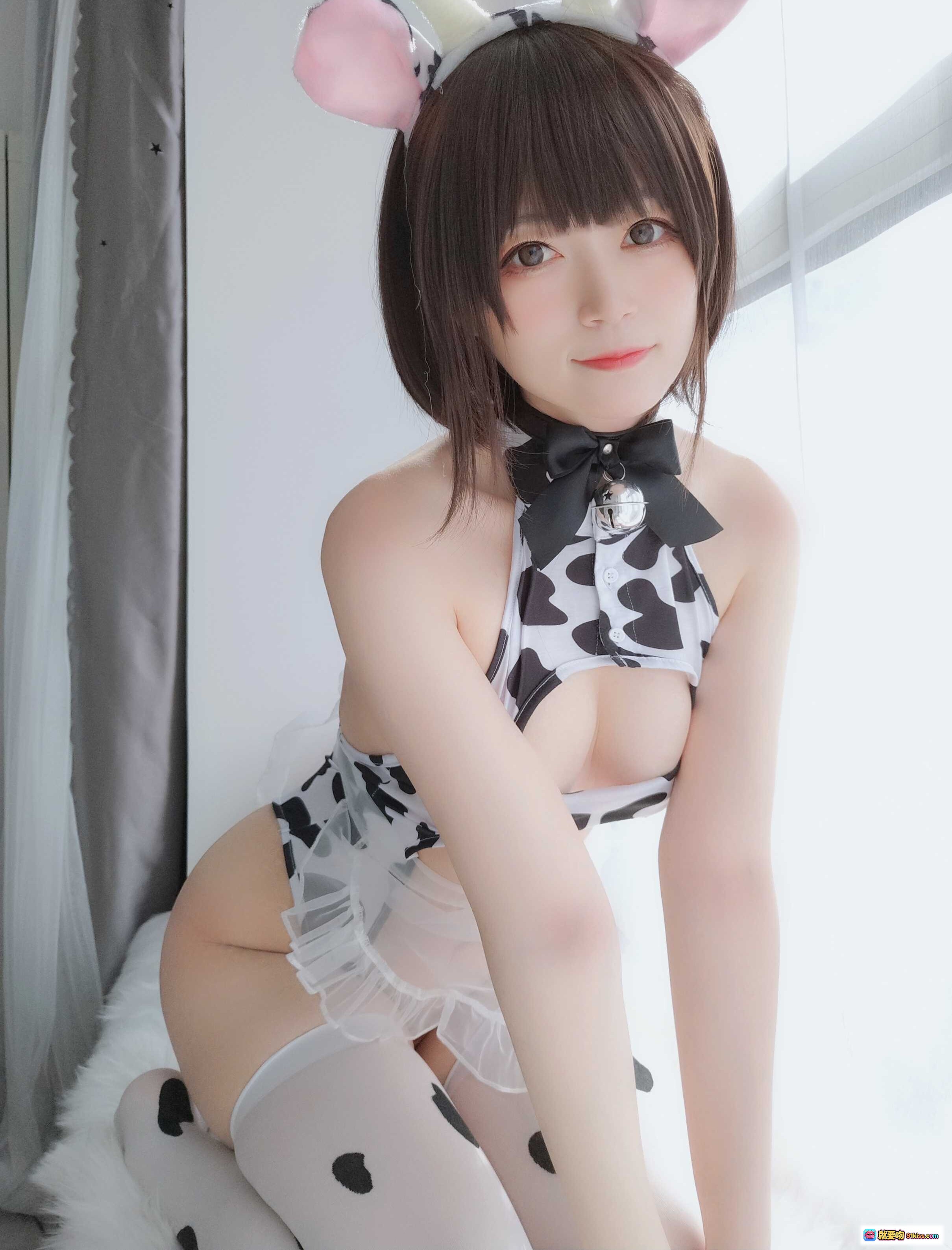 图片[6] - 白银81 NO.053 可爱奶牛COS写真 100P高画质 白黑斑点连体衣+蕾丝边袜+兔耳发饰 甜美少女风室内窗边拍摄 - 就要吻